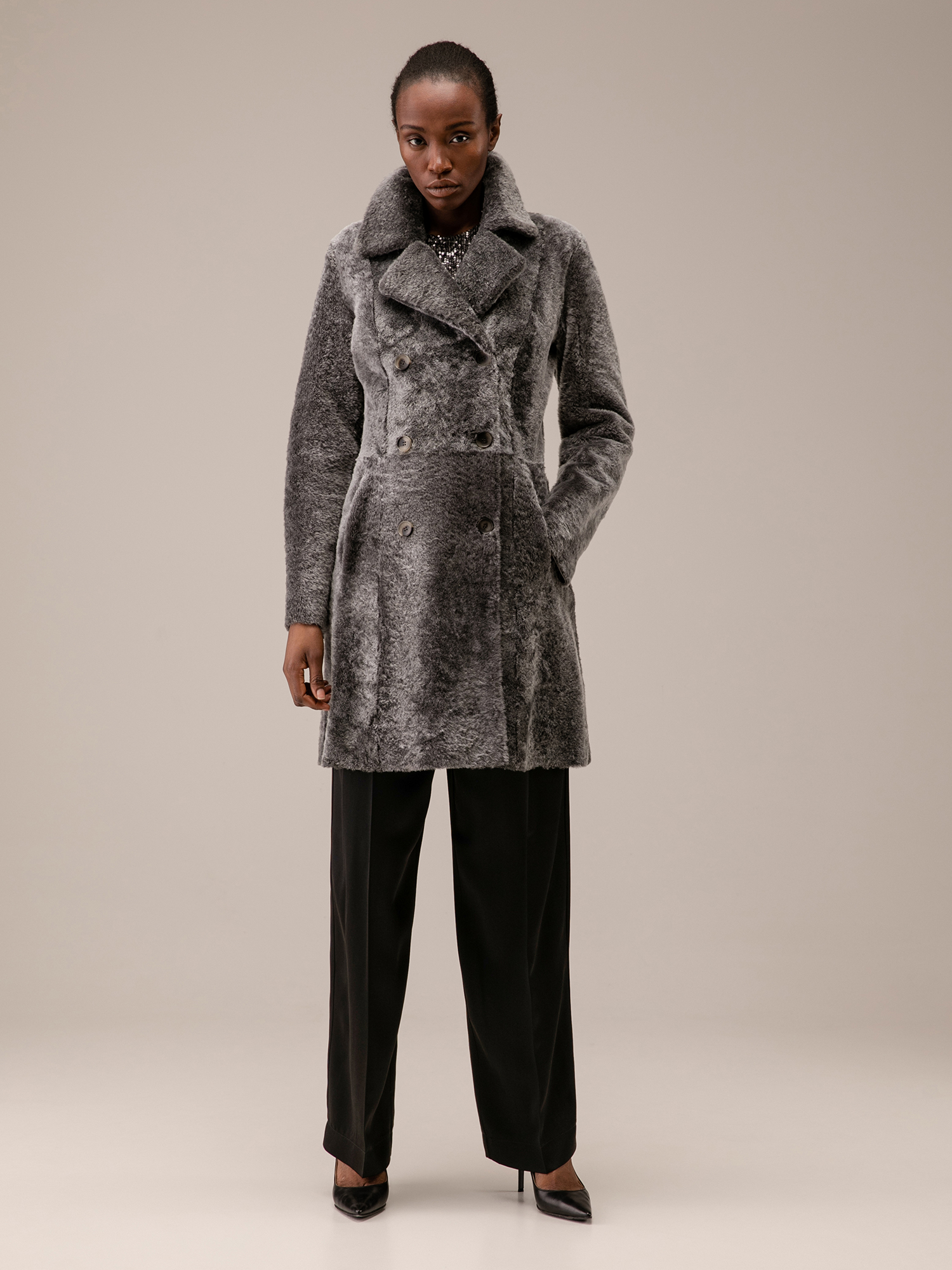 Detailansicht von Wendbarer Lammfellmantel von BENEDETTA NOVI