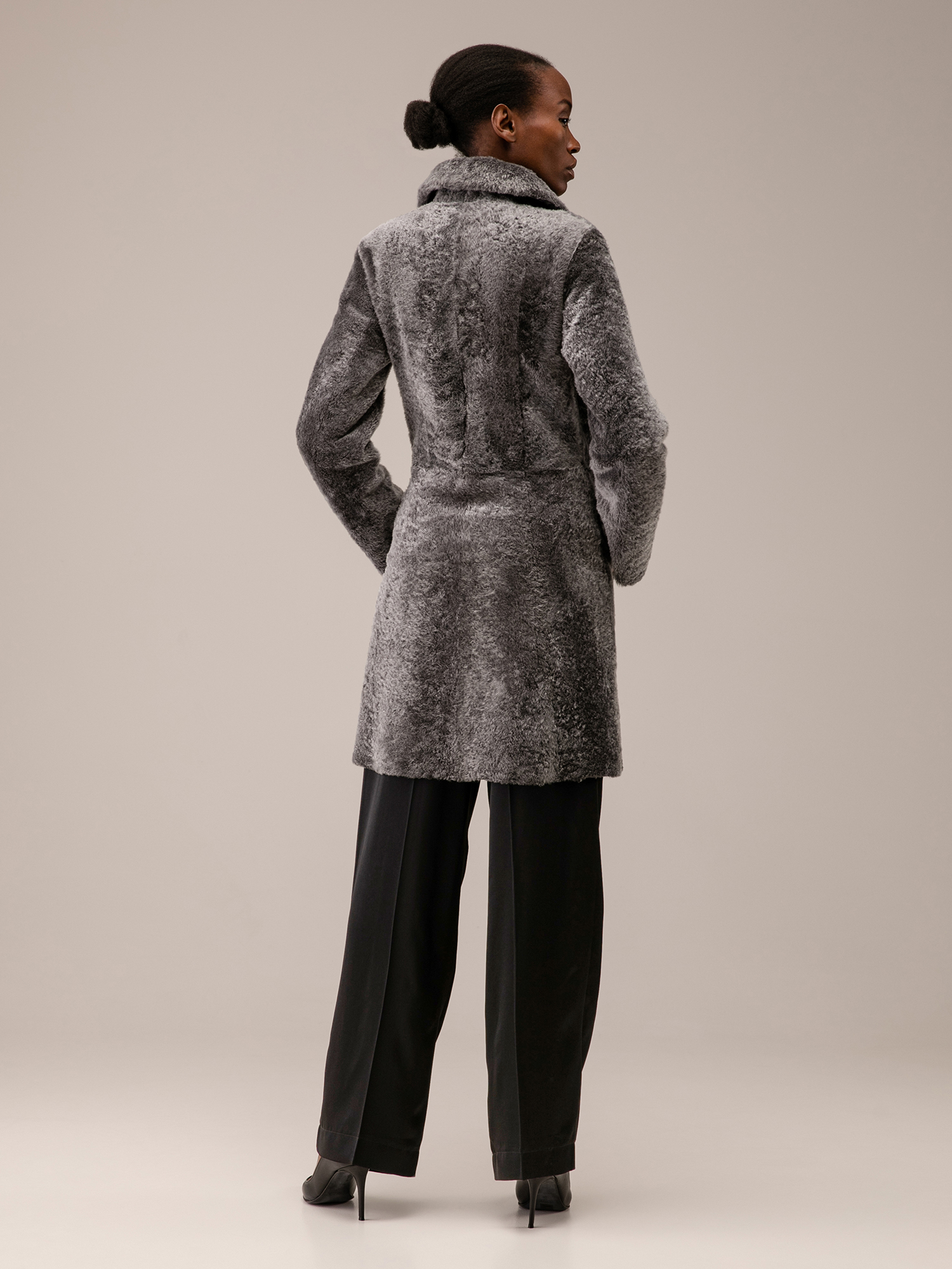 Detailansicht von Wendbarer Lammfellmantel von BENEDETTA NOVI