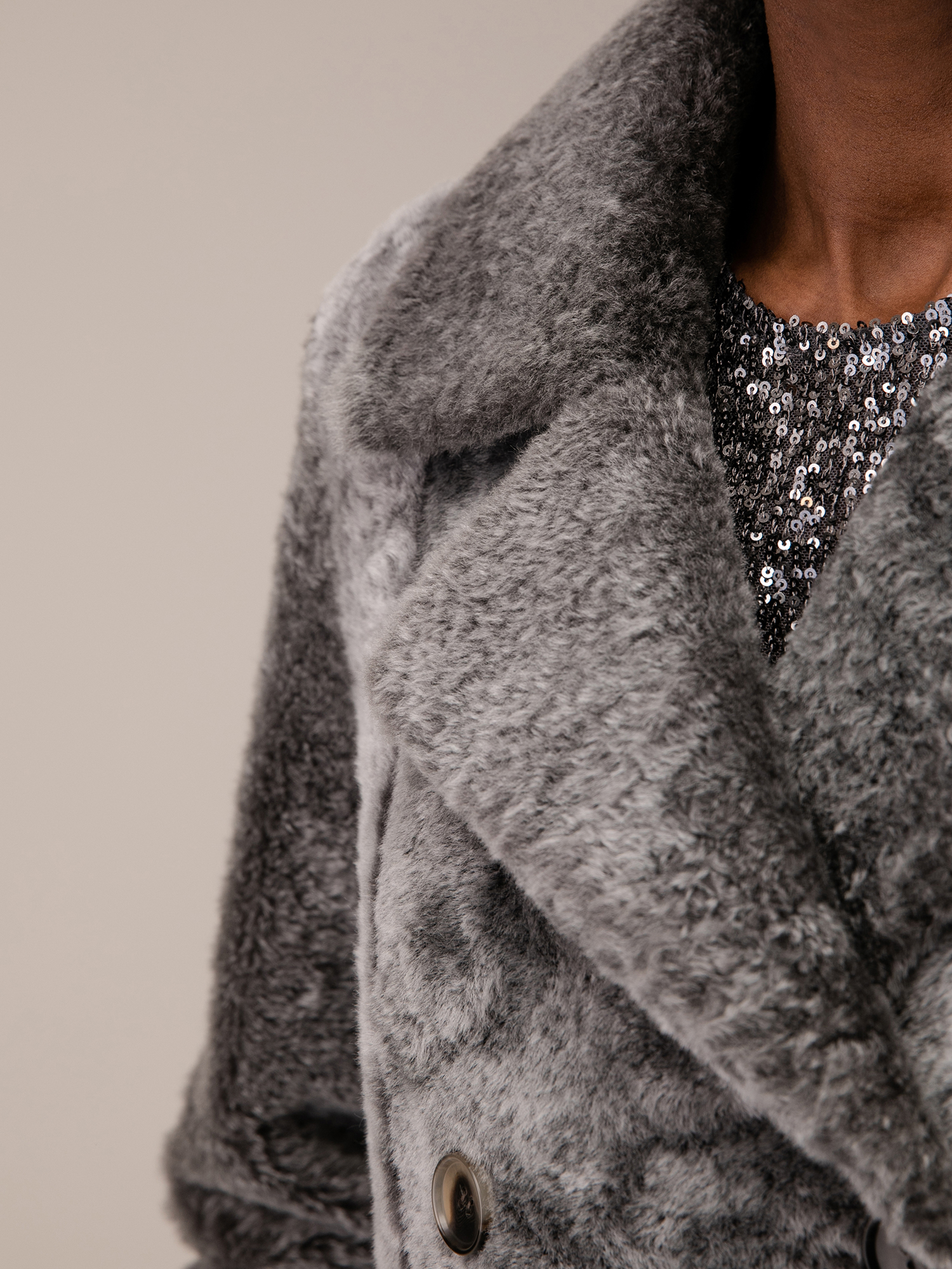 Detailansicht von Wendbarer Lammfellmantel von BENEDETTA NOVI