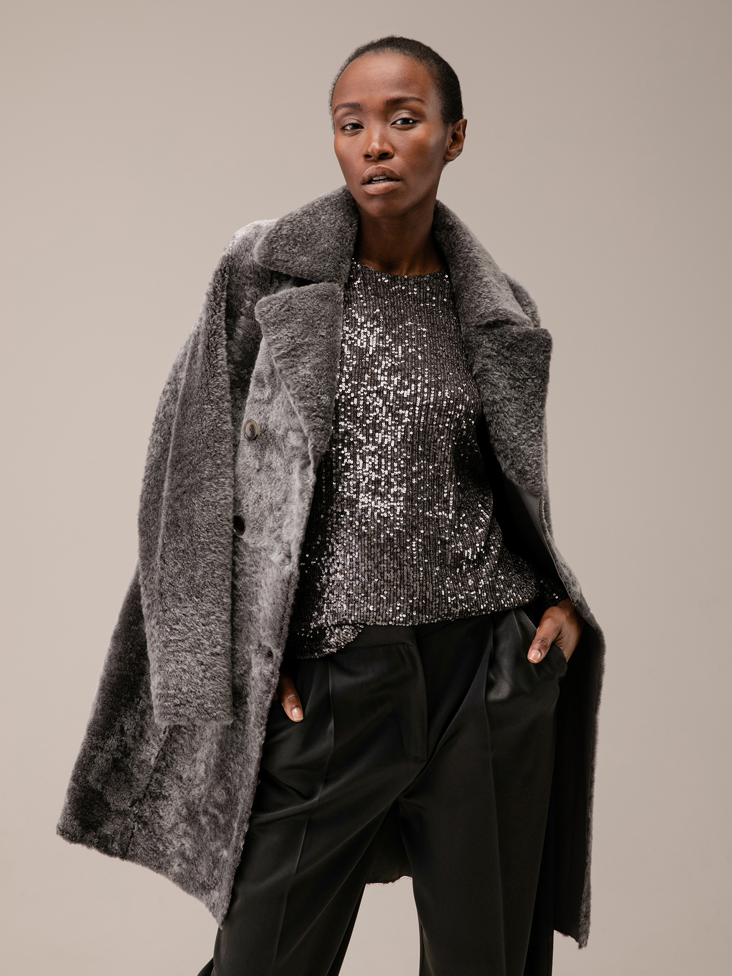 Detailansicht von Wendbarer Lammfellmantel von BENEDETTA NOVI