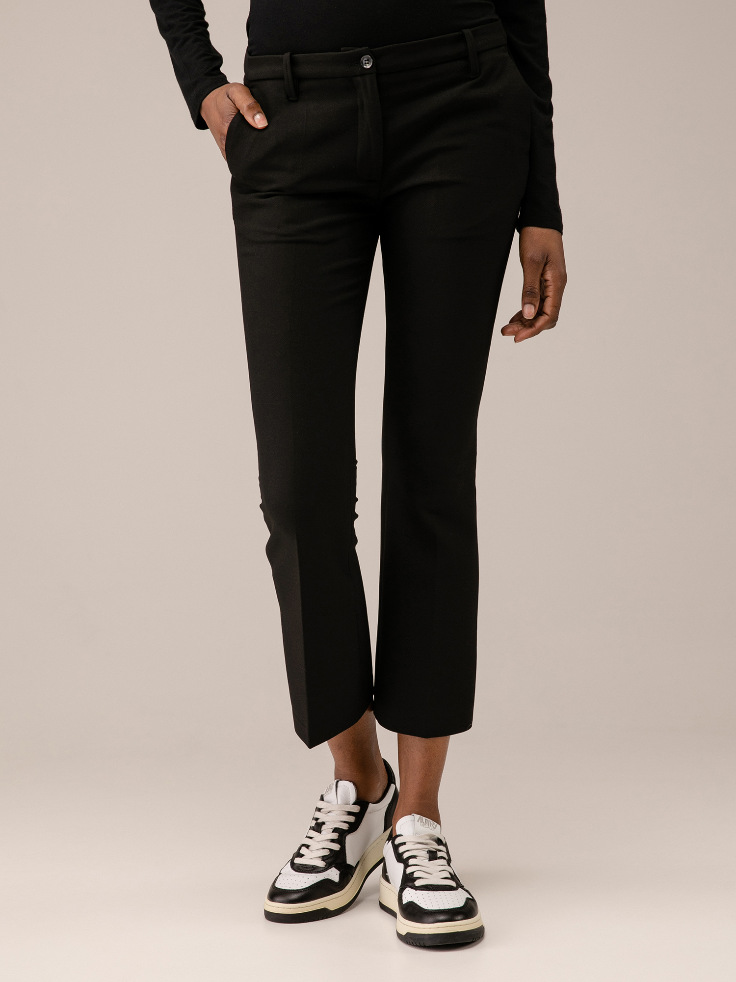 Detailansicht von Cropped Bootcut Hose von JADICTED