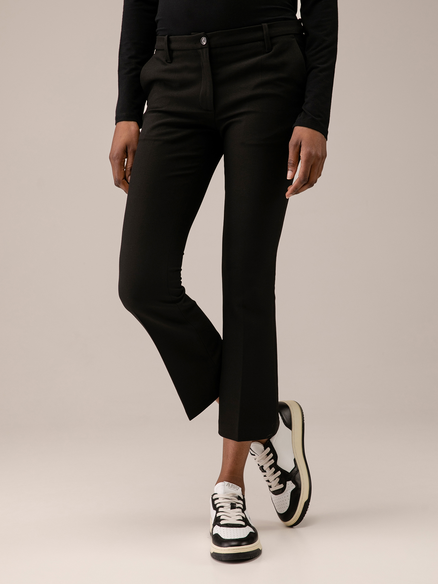 Detailansicht von Cropped Bootcut Hose von JADICTED