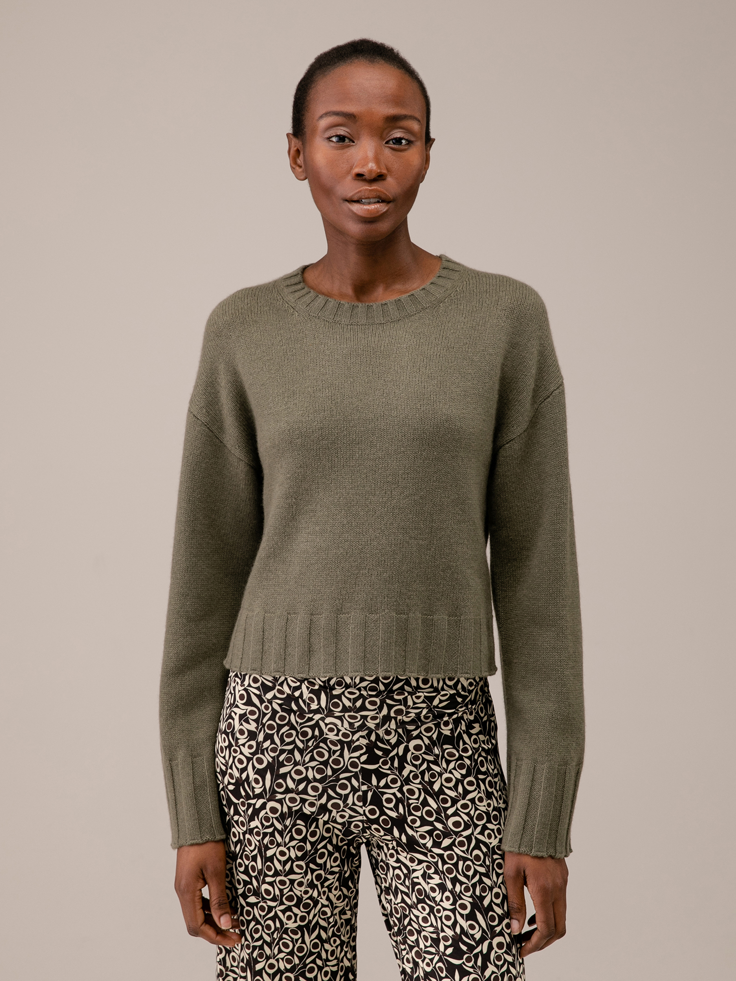 Detailansicht von Cropped Pullover aus Schurwolle von ALLUDE