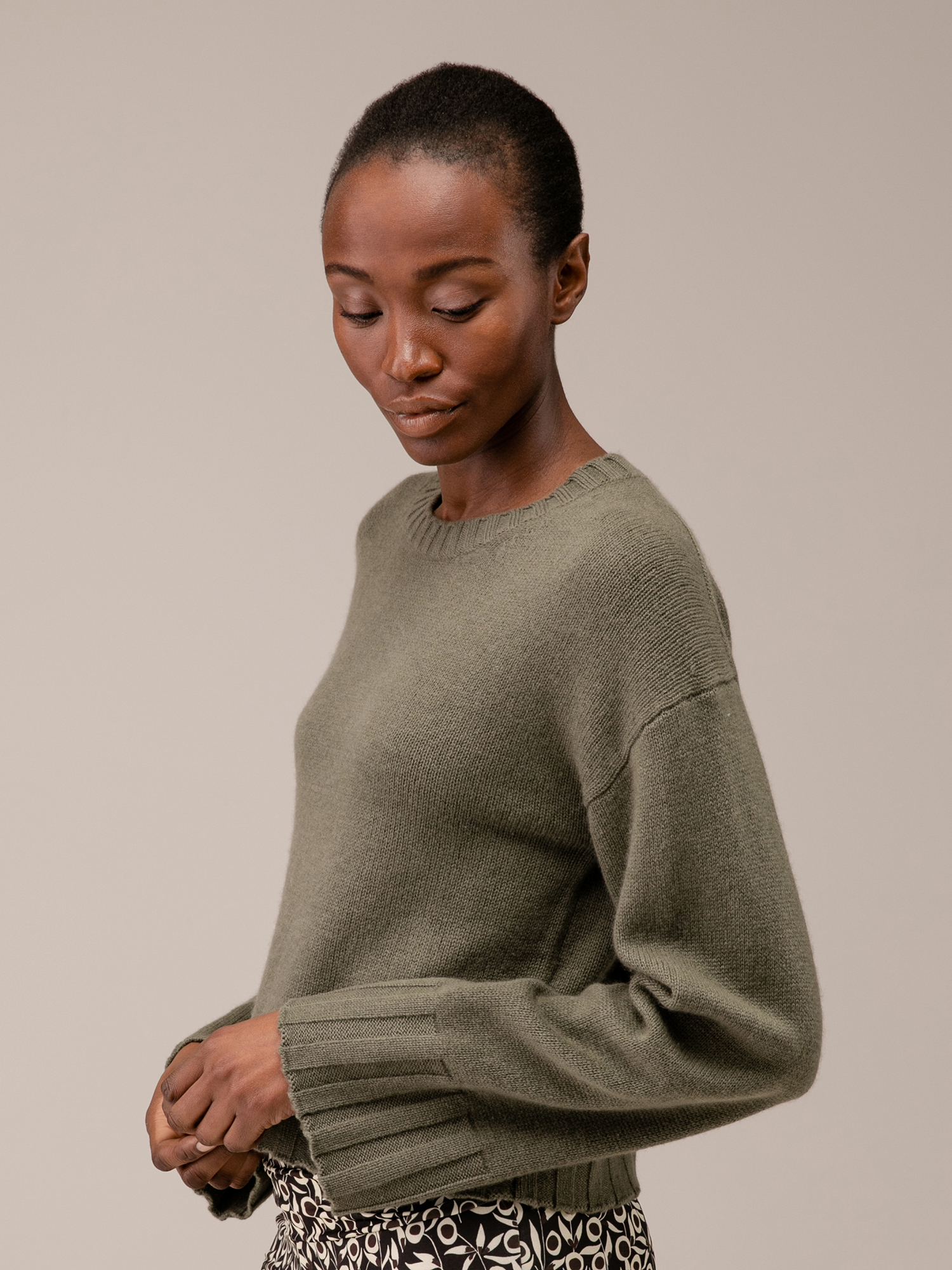 Detailansicht von Cropped Pullover aus Schurwolle von ALLUDE