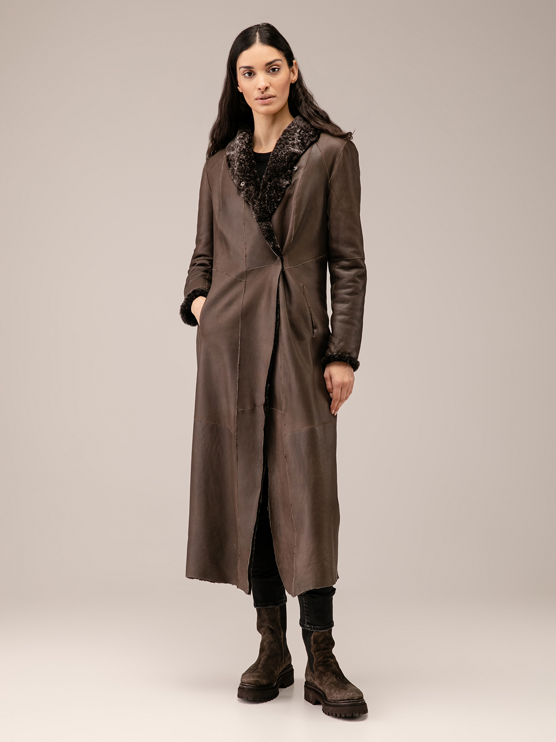 Detailansicht von Wendbarer Lammledermantel von GIORGIO BRATO