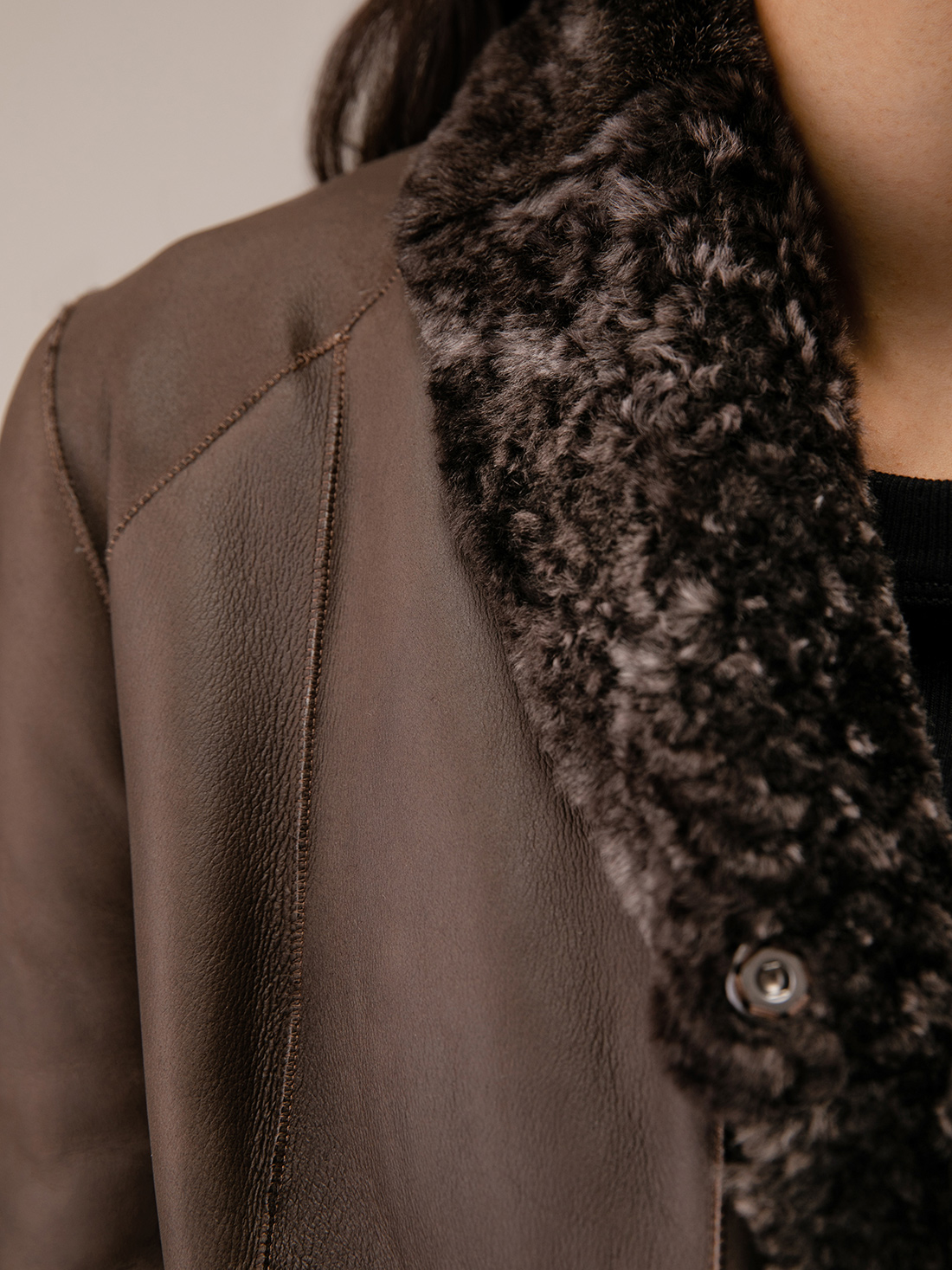 Detailansicht von Wendbarer Lammledermantel von GIORGIO BRATO