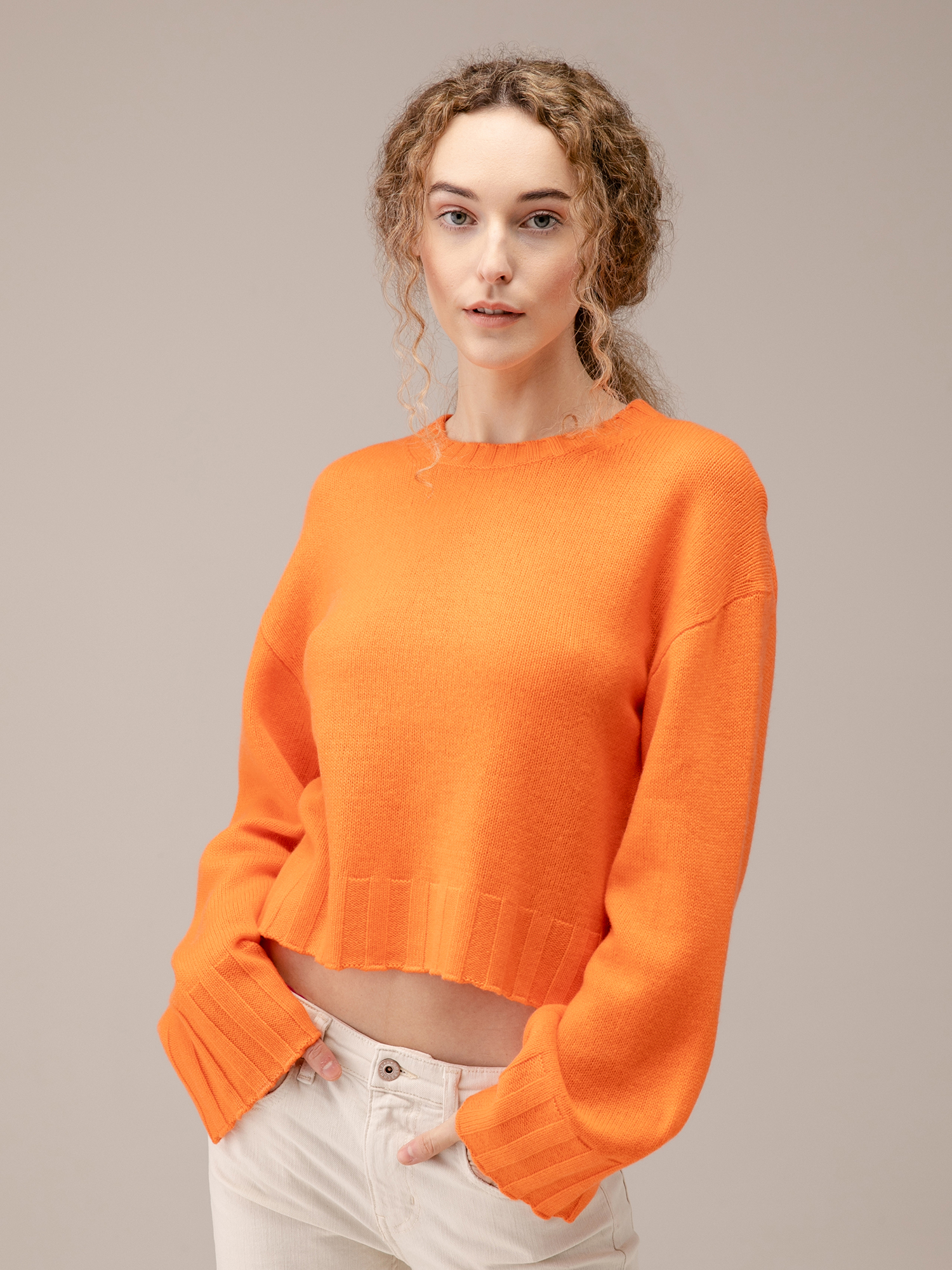 Detailansicht von Cropped Pullover aus Schurwolle von ALLUDE