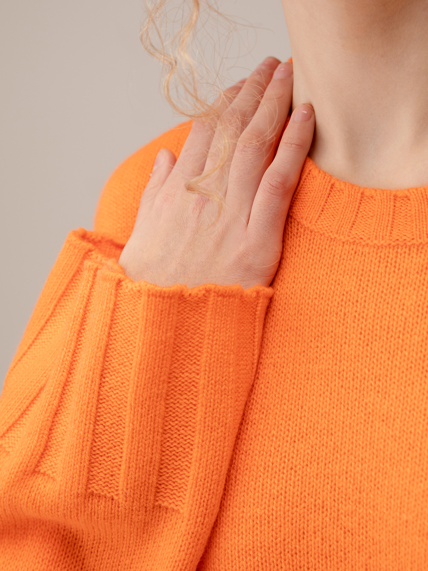 Detailansicht von Cropped Pullover aus Schurwolle von ALLUDE
