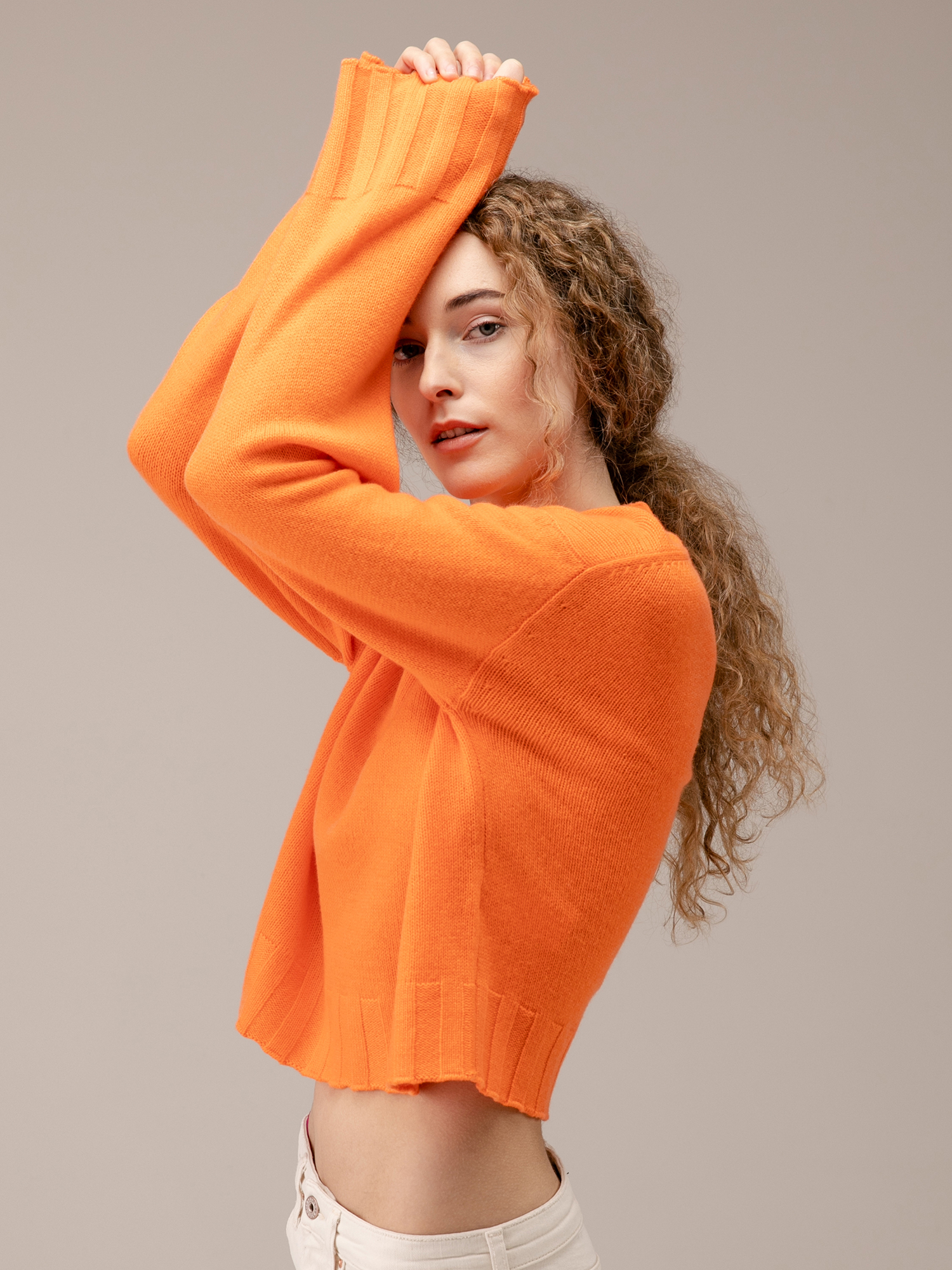 Detailansicht von Cropped Pullover aus Schurwolle von ALLUDE