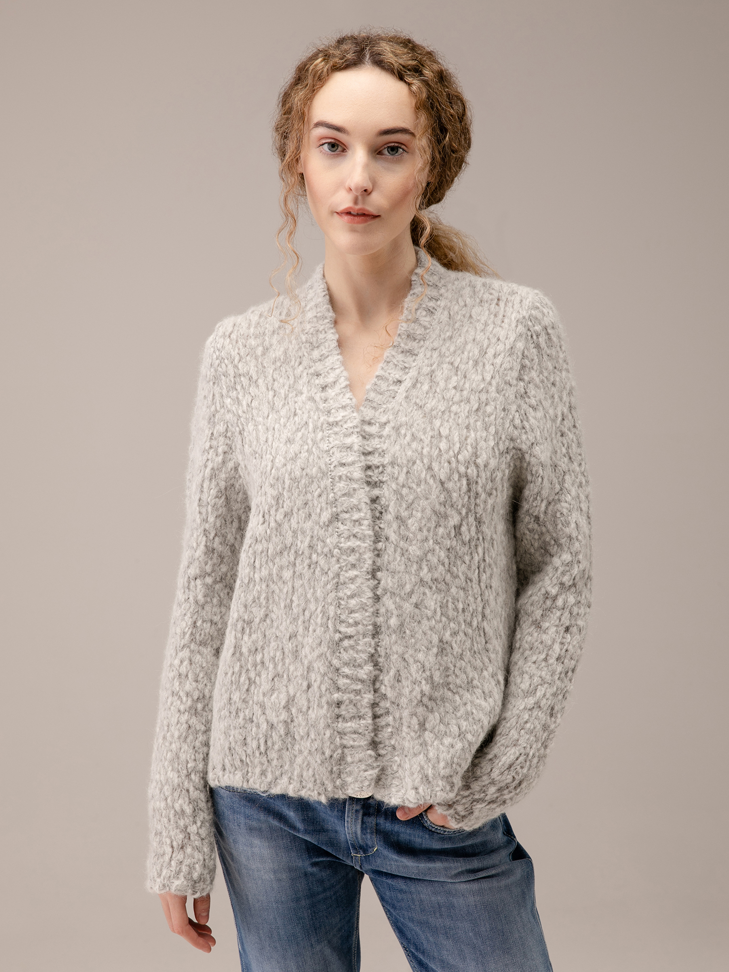 Detailansicht von Cardigan aus Alpakawolle von SIBIN LINNEBJERG