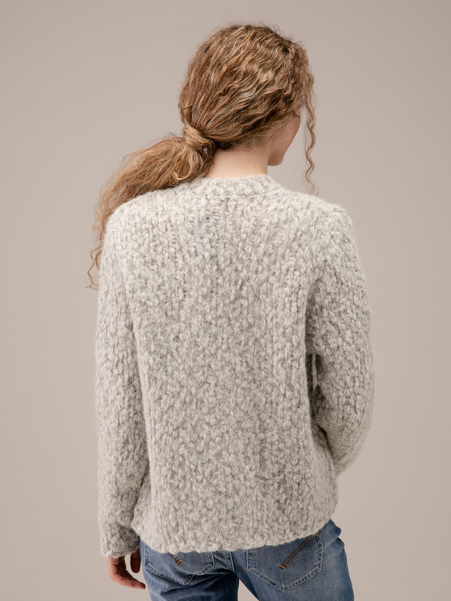 Detailansicht von Cardigan aus Alpakawolle von SIBIN LINNEBJERG