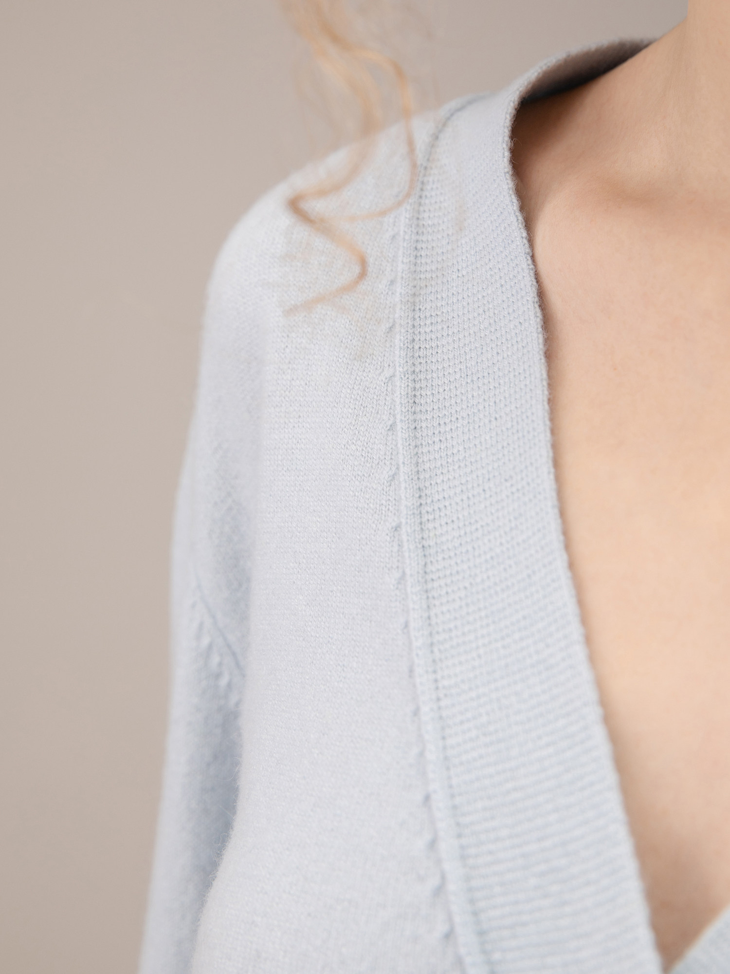 Detailansicht von Strickjacke aus Schurwolle von ALLUDE