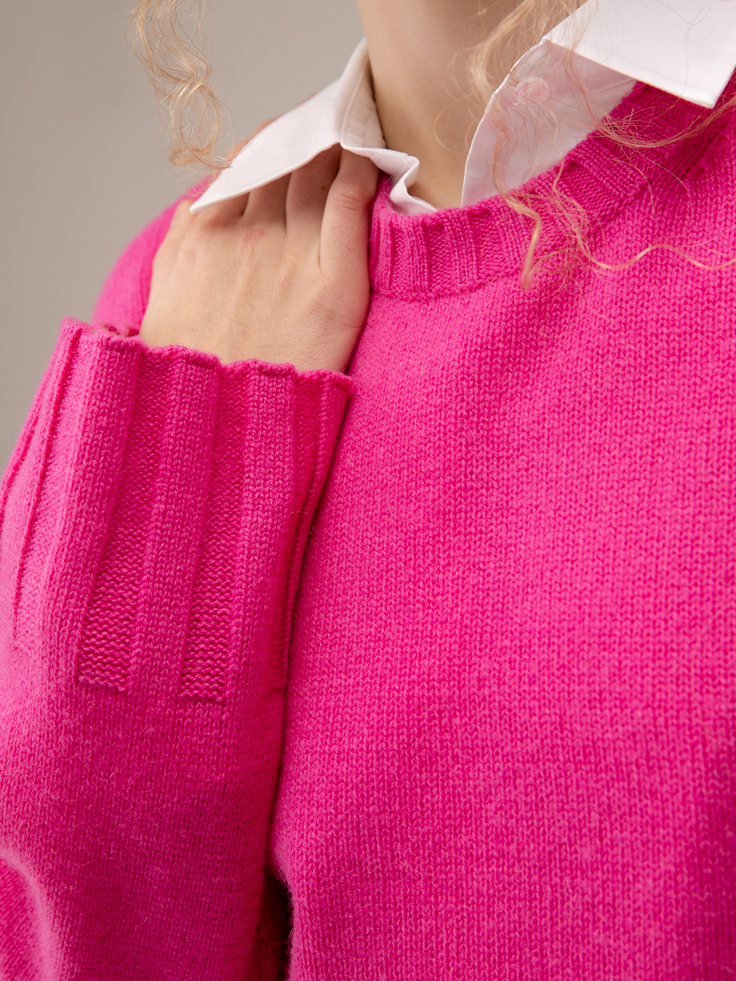 Detailansicht von Cropped Pullover aus Schurwolle von ALLUDE