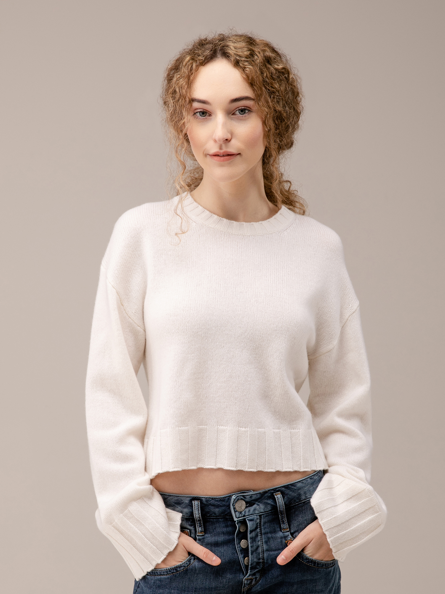 Detailansicht von Cropped Pullover aus Schurwolle von ALLUDE