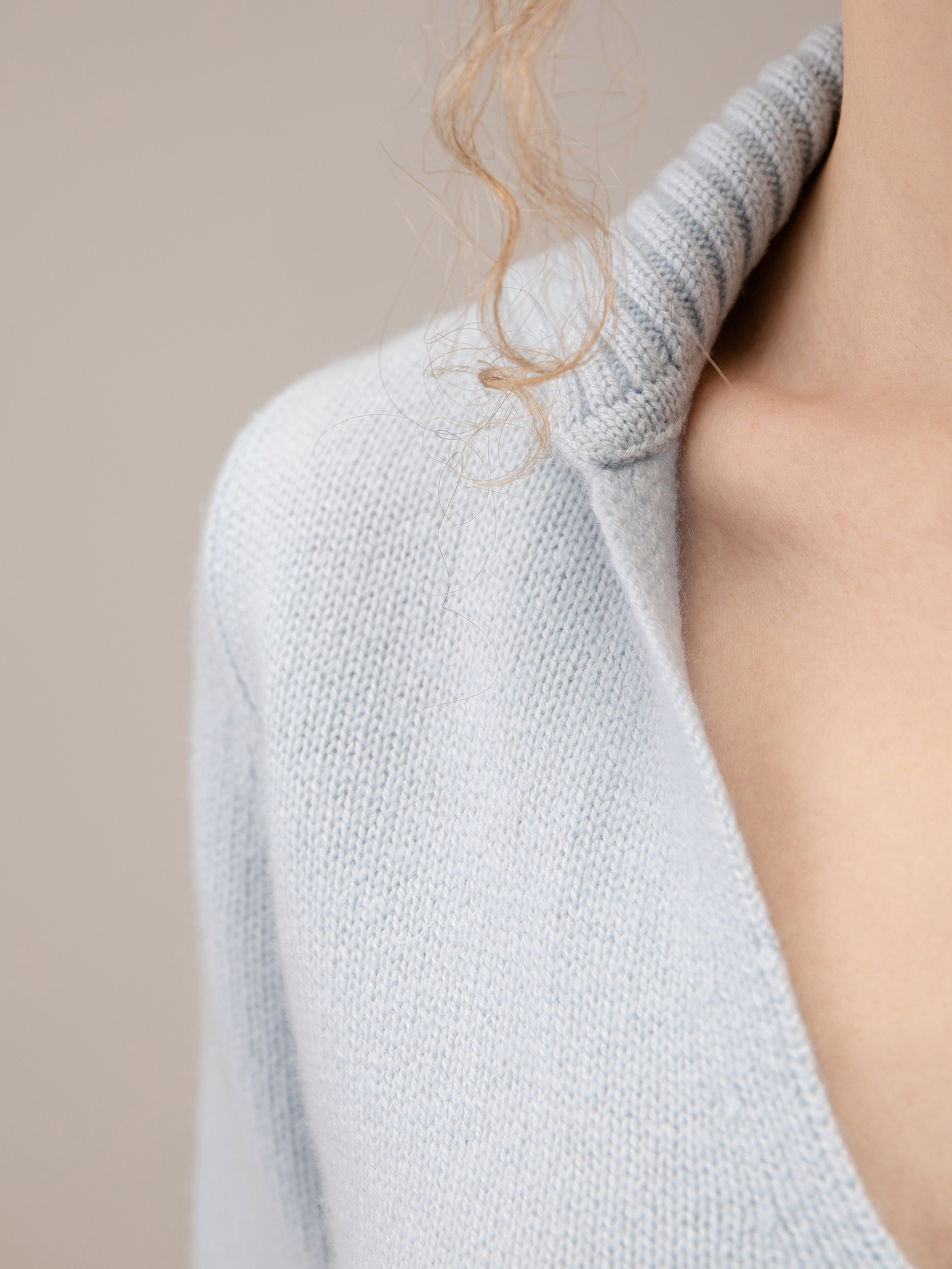 Detailansicht von Kurzarm-Pullover aus Schurwolle von ALLUDE