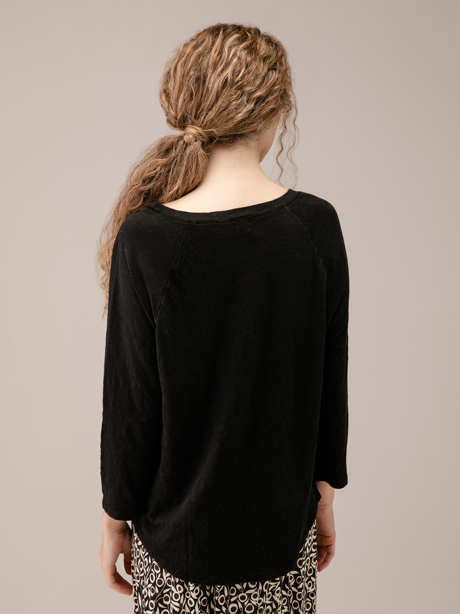 Detailansicht von Langarmshirt aus Leinen von UNIVERSEL