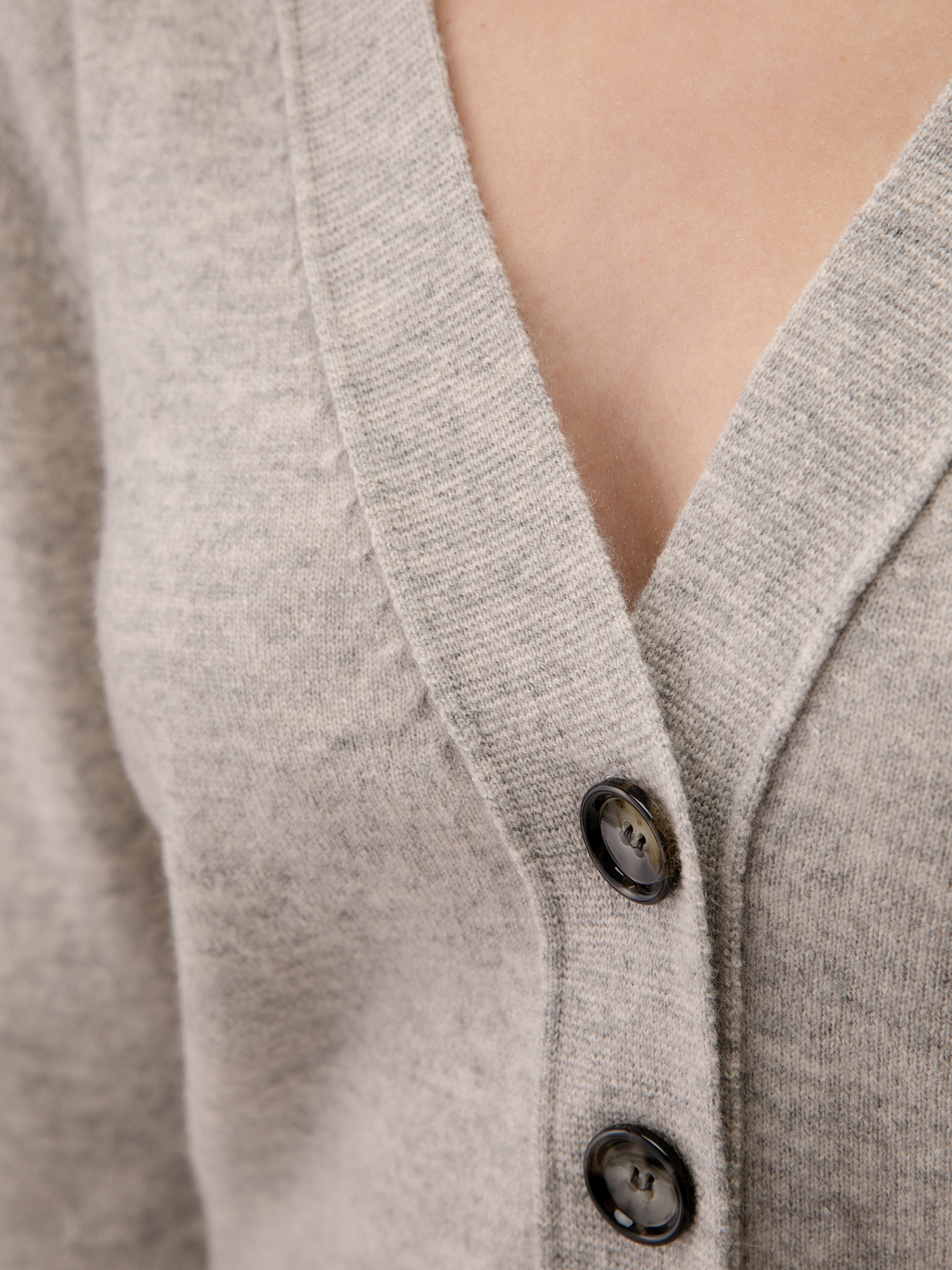 Detailansicht von Strickjacke aus Schurwolle von ALLUDE