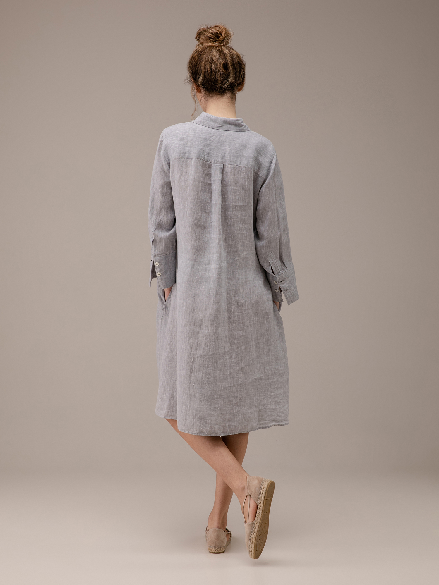 Detailansicht von Midi-Blusenkleid aus Leinen von ROBERT FRIEDMAN