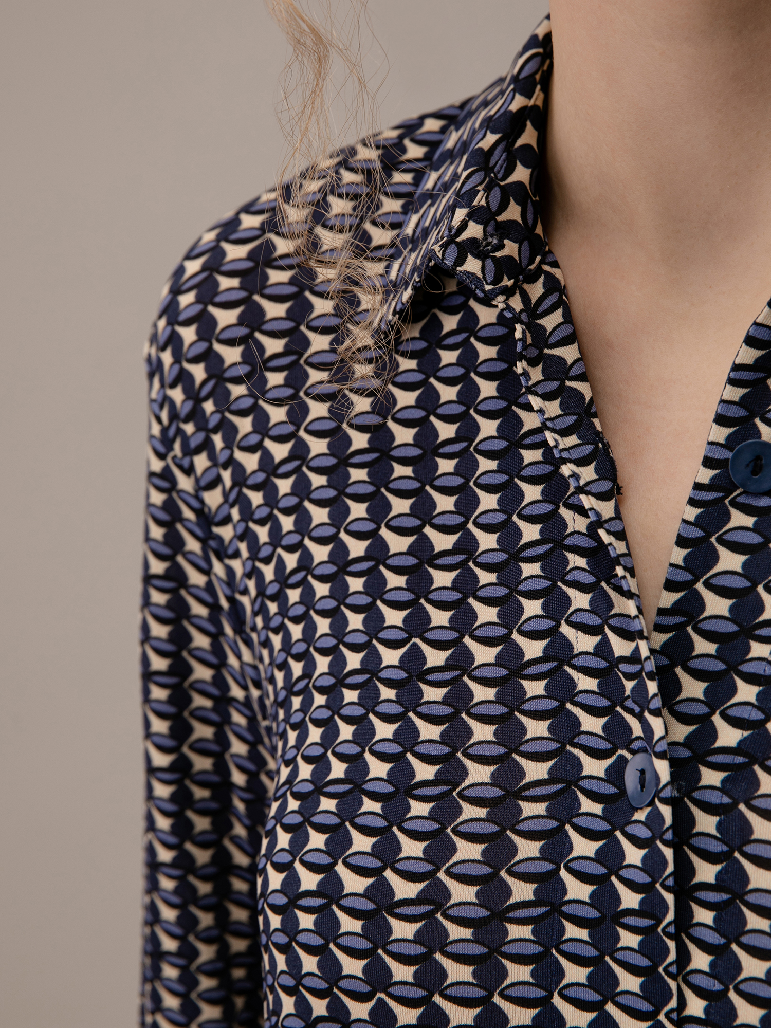 Detailansicht von Midi-Blusenkleid von SIYU