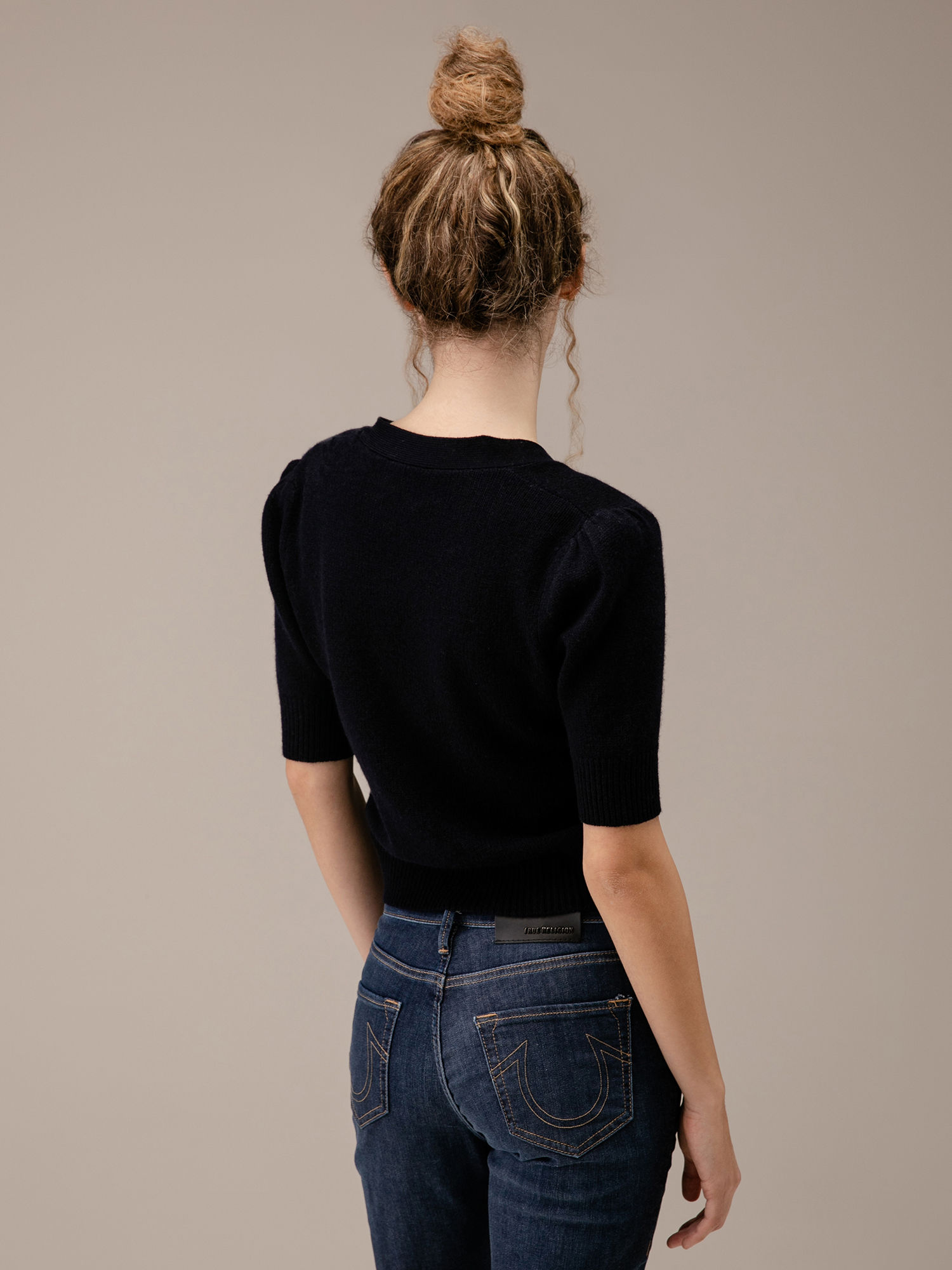 Detailansicht von Cropped Strickjacke aus Schurwolle von ALLUDE