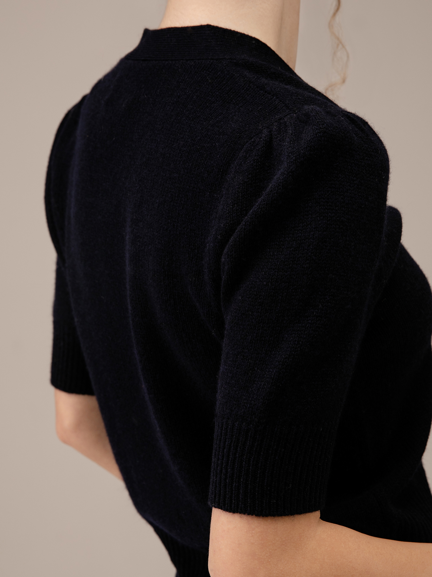 Detailansicht von Cropped Strickjacke aus Schurwolle von ALLUDE