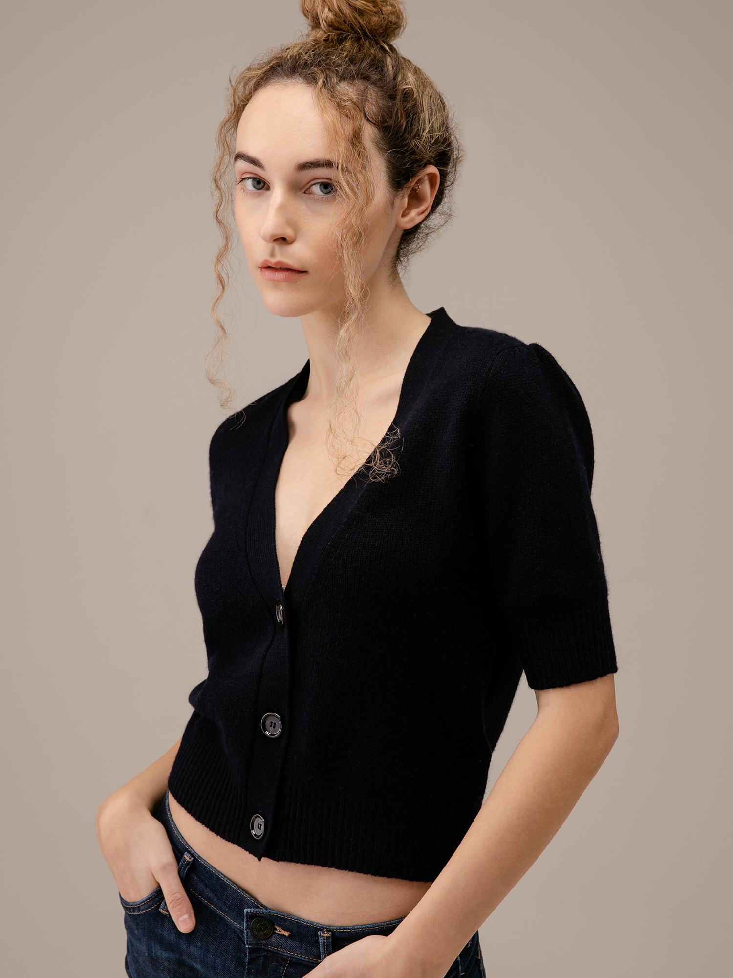 Detailansicht von Cropped Strickjacke aus Schurwolle von ALLUDE