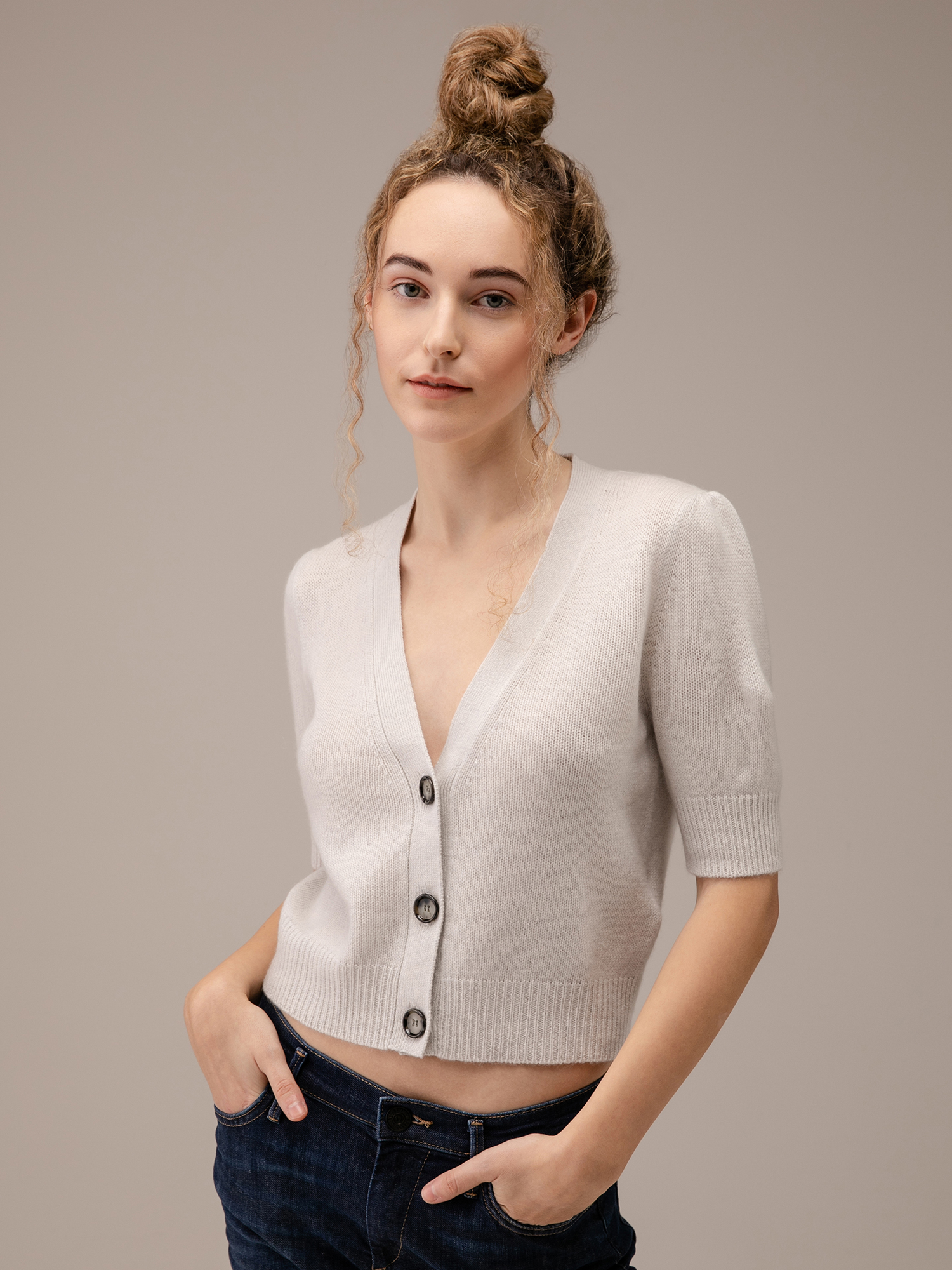 Detailansicht von Cropped Strickjacke aus Schurwolle von ALLUDE