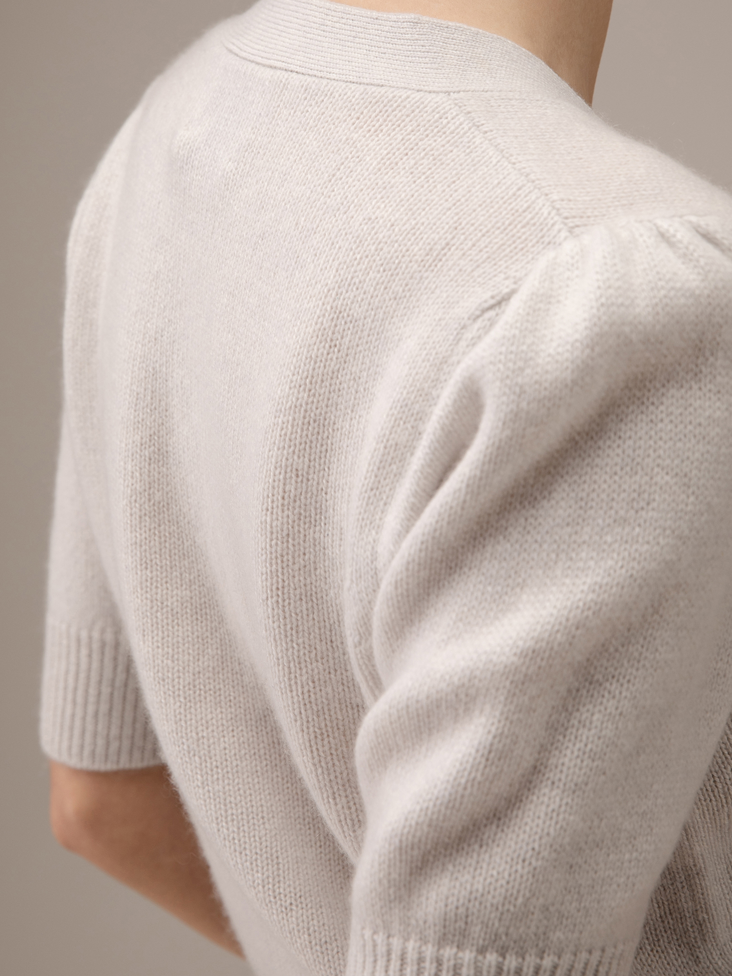 Detailansicht von Cropped Strickjacke aus Schurwolle von ALLUDE