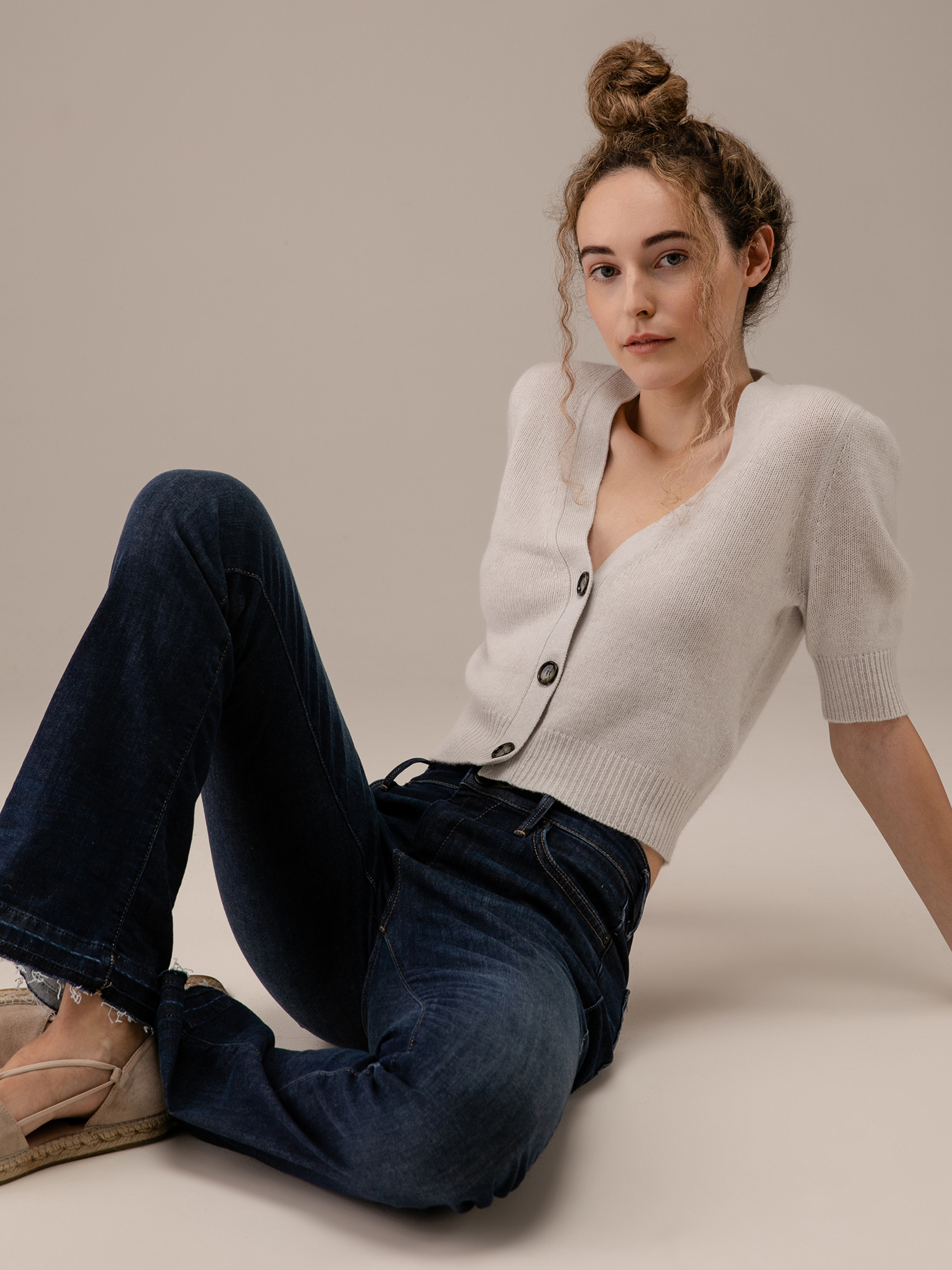 Detailansicht von Cropped Strickjacke aus Schurwolle von ALLUDE