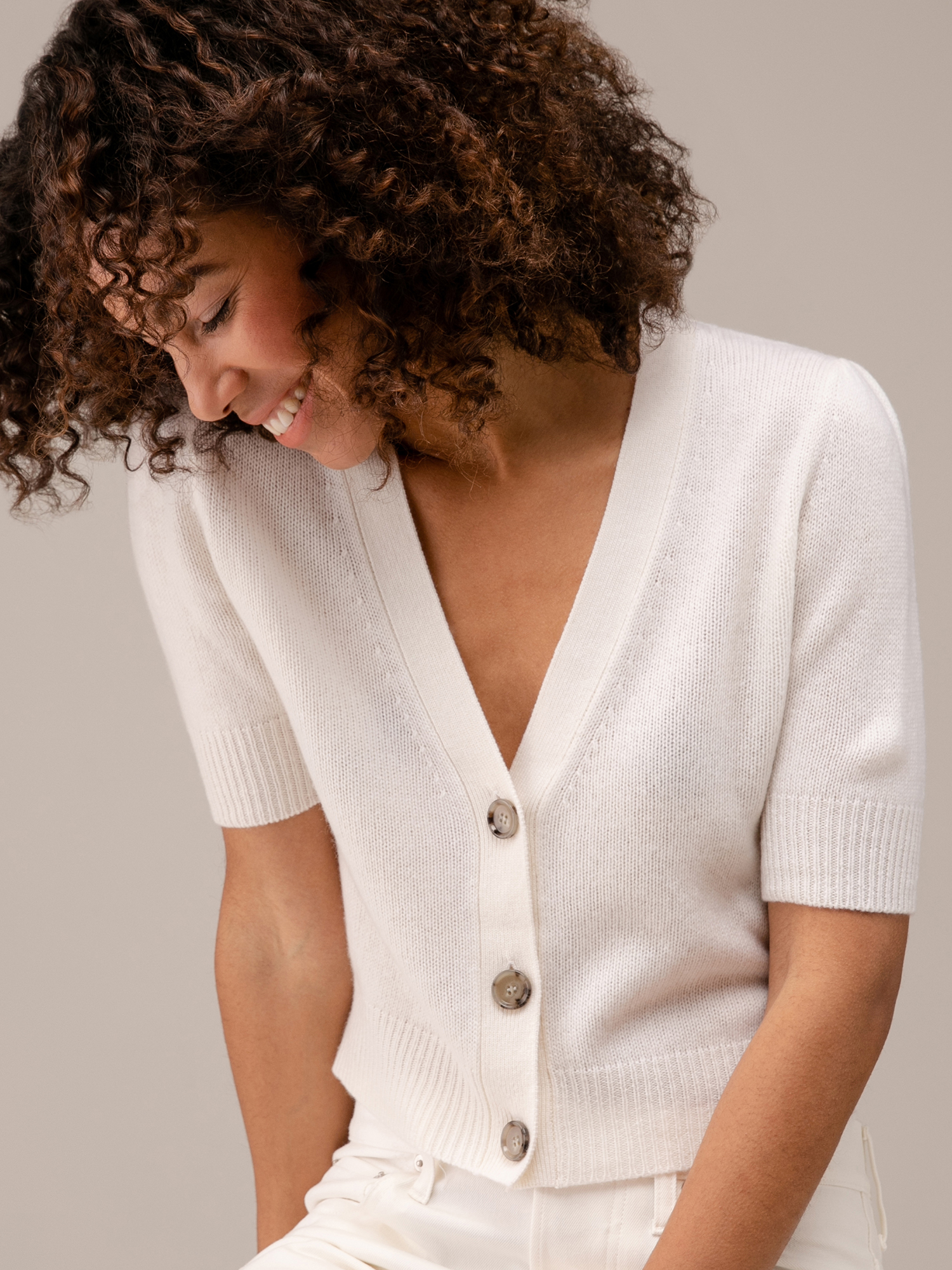 Detailansicht von Cropped Strickjacke aus Schurwolle von ALLUDE
