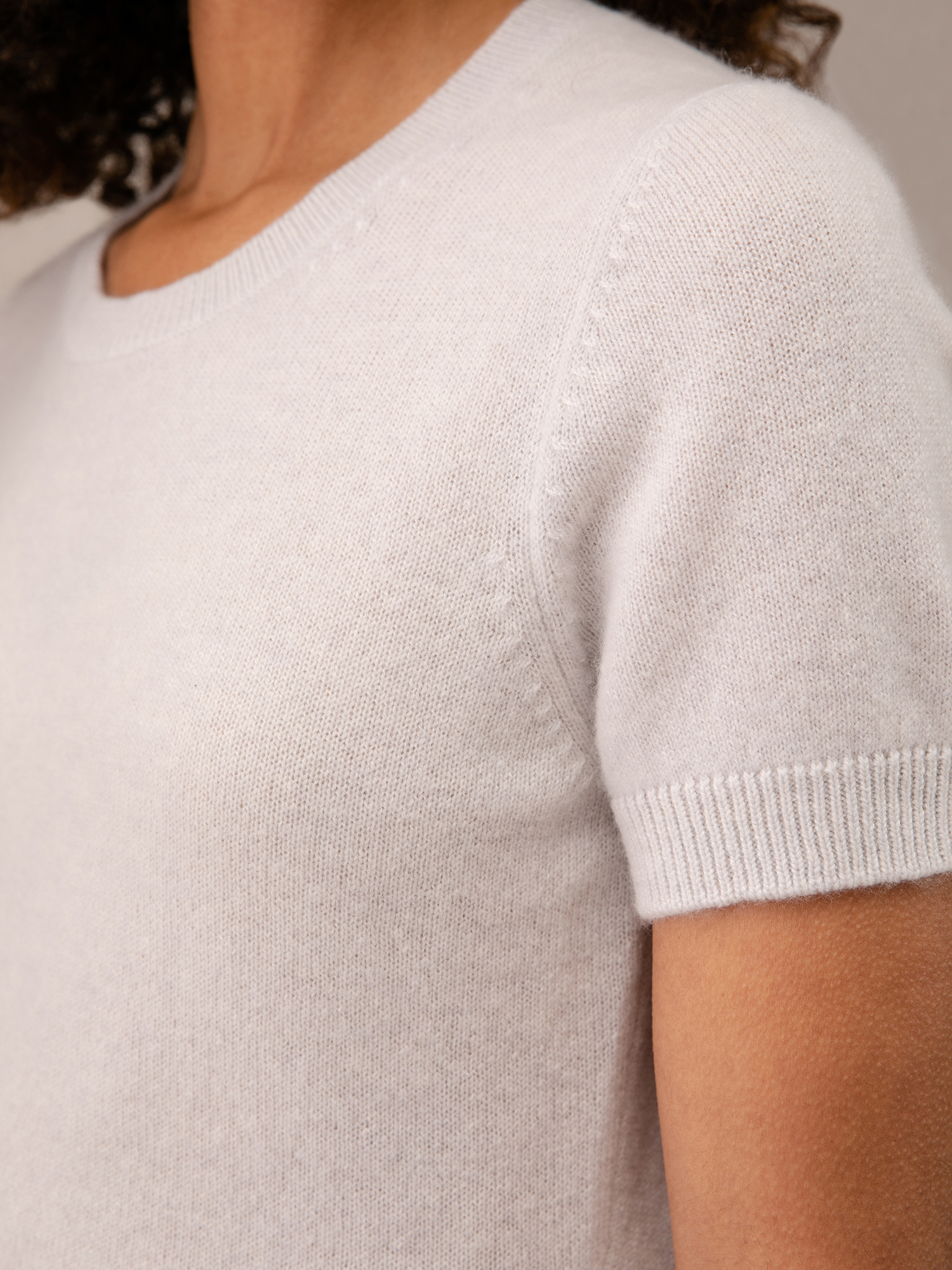 Detailansicht von Kurzarm-Pullover aus Cashmere von ALLUDE