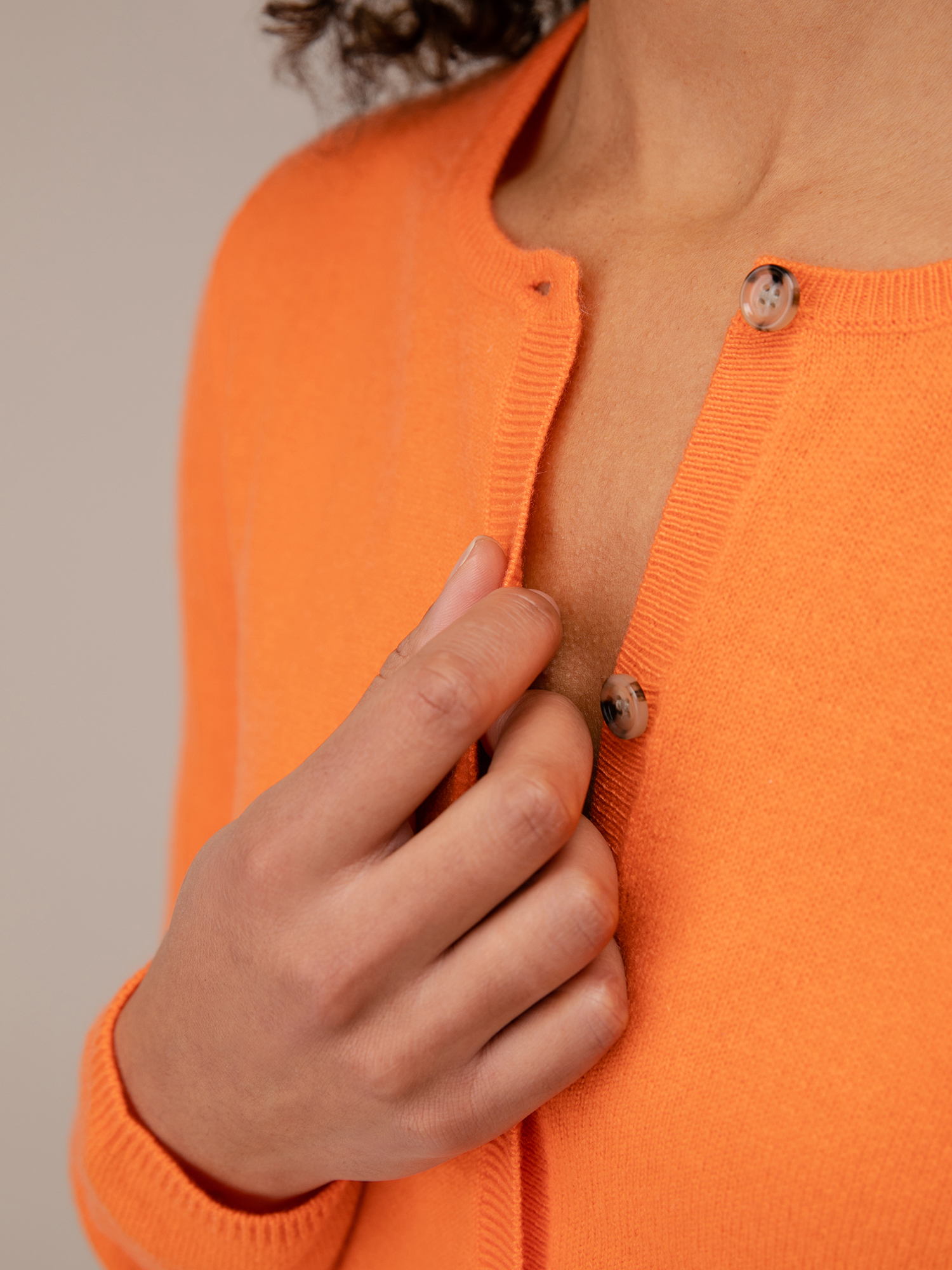 Detailansicht von Cropped Strickjacke aus Cashmere von ALLUDE