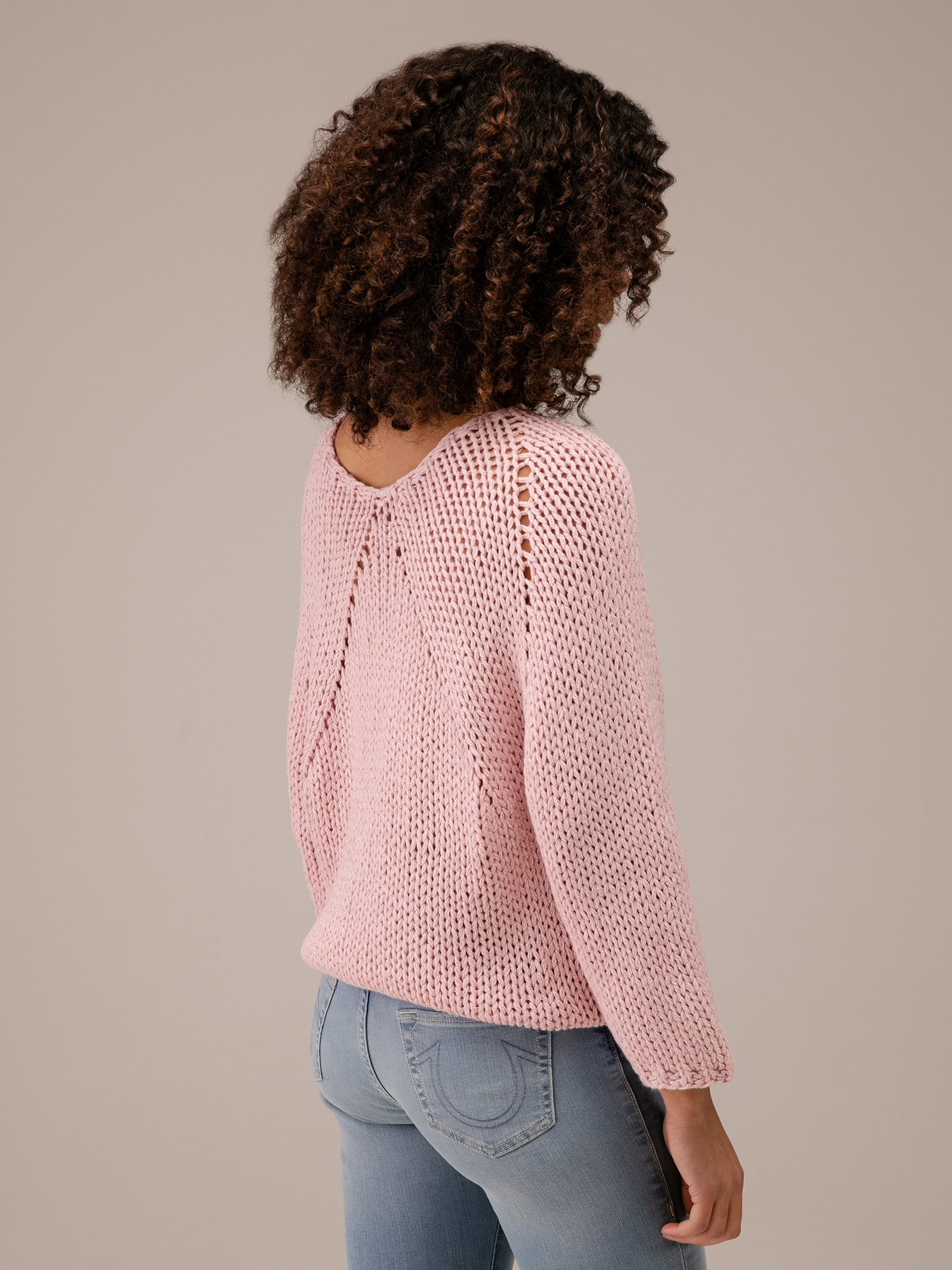 Detailansicht von Pullover in Häkel-Optik von ILONA VON PREUSCHEN