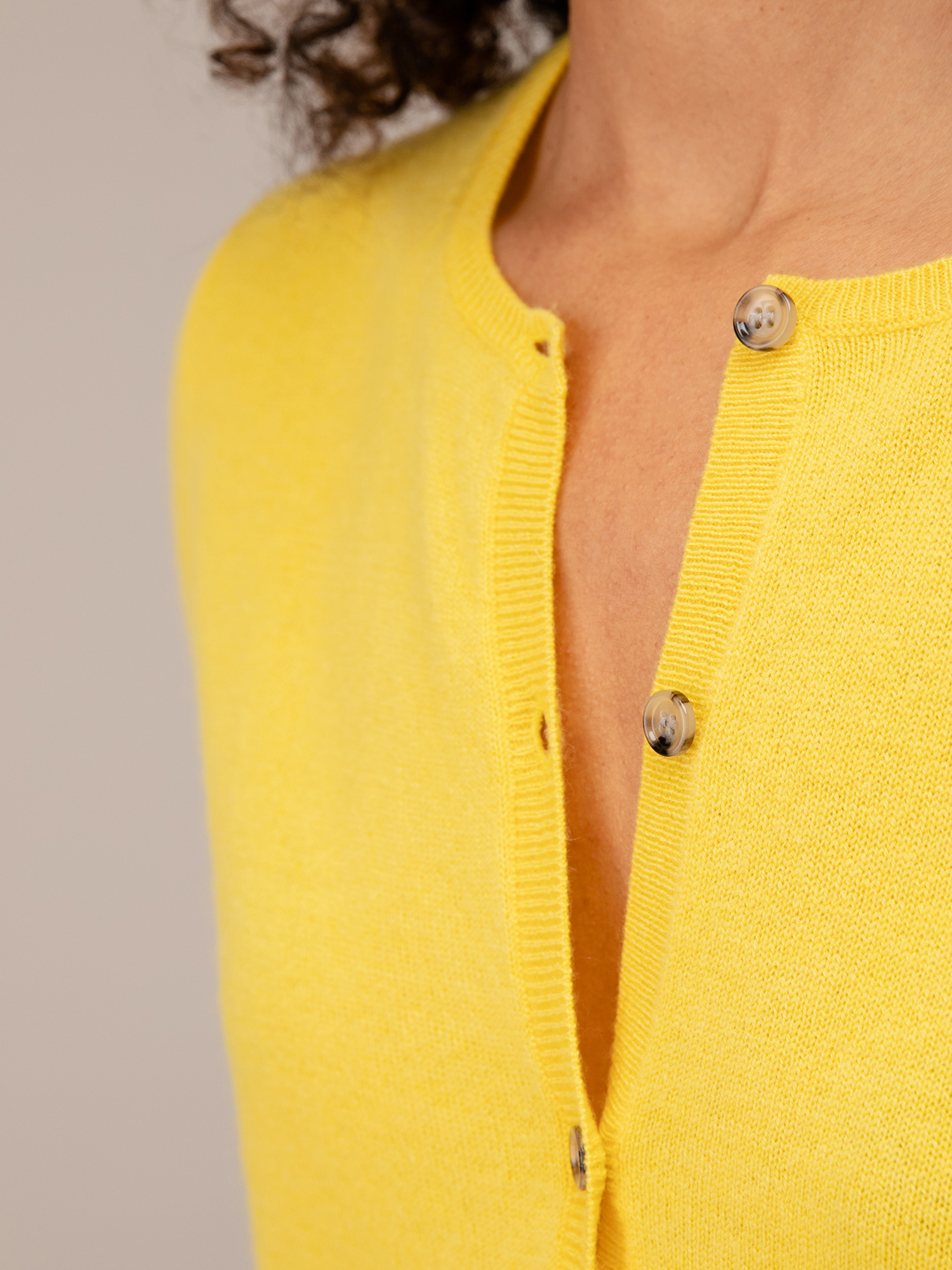 Detailansicht von Cropped Strickjacke aus Cashmere von ALLUDE