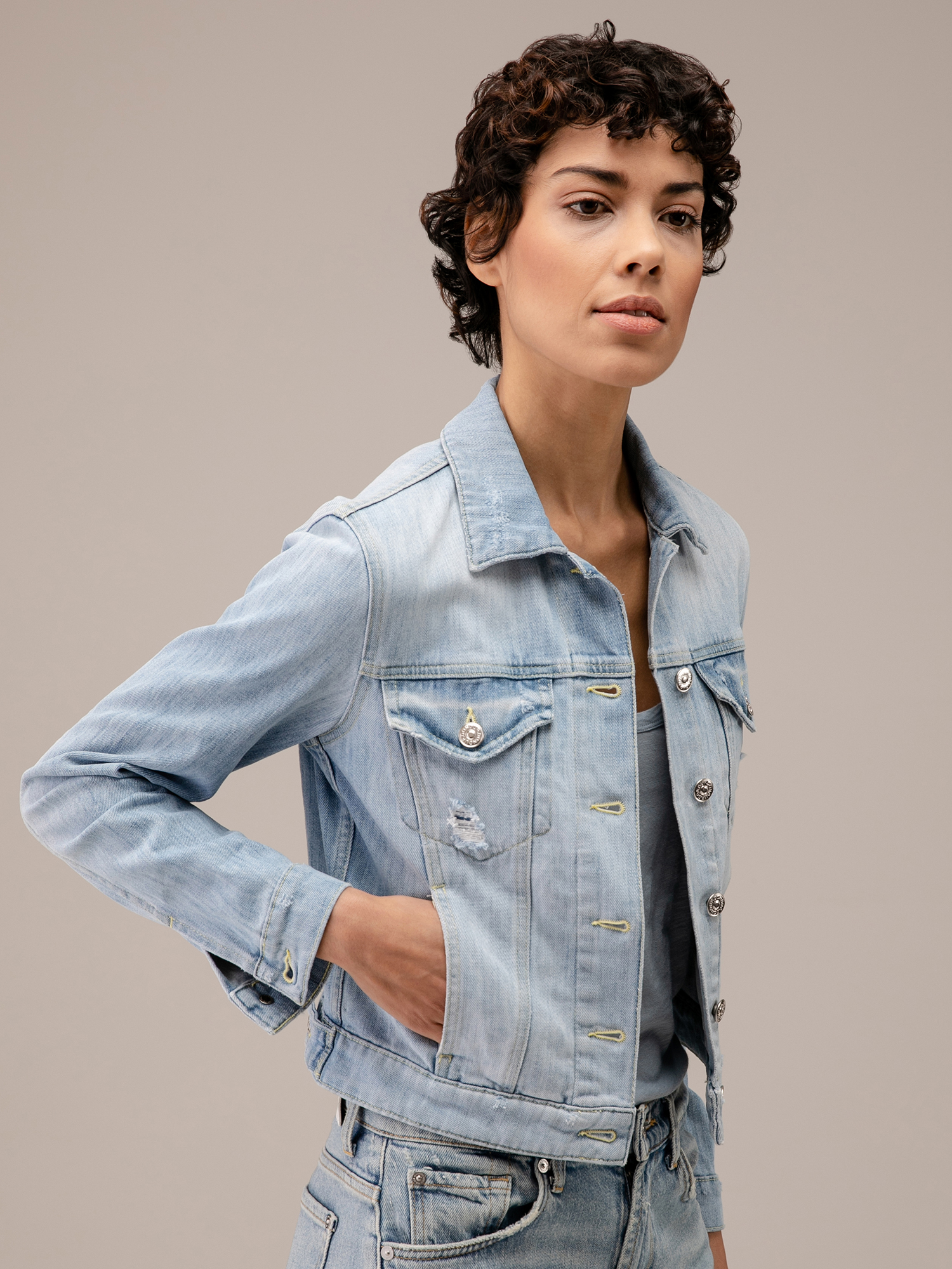 Detailansicht von Kurze Jeansjacke von DONDUP