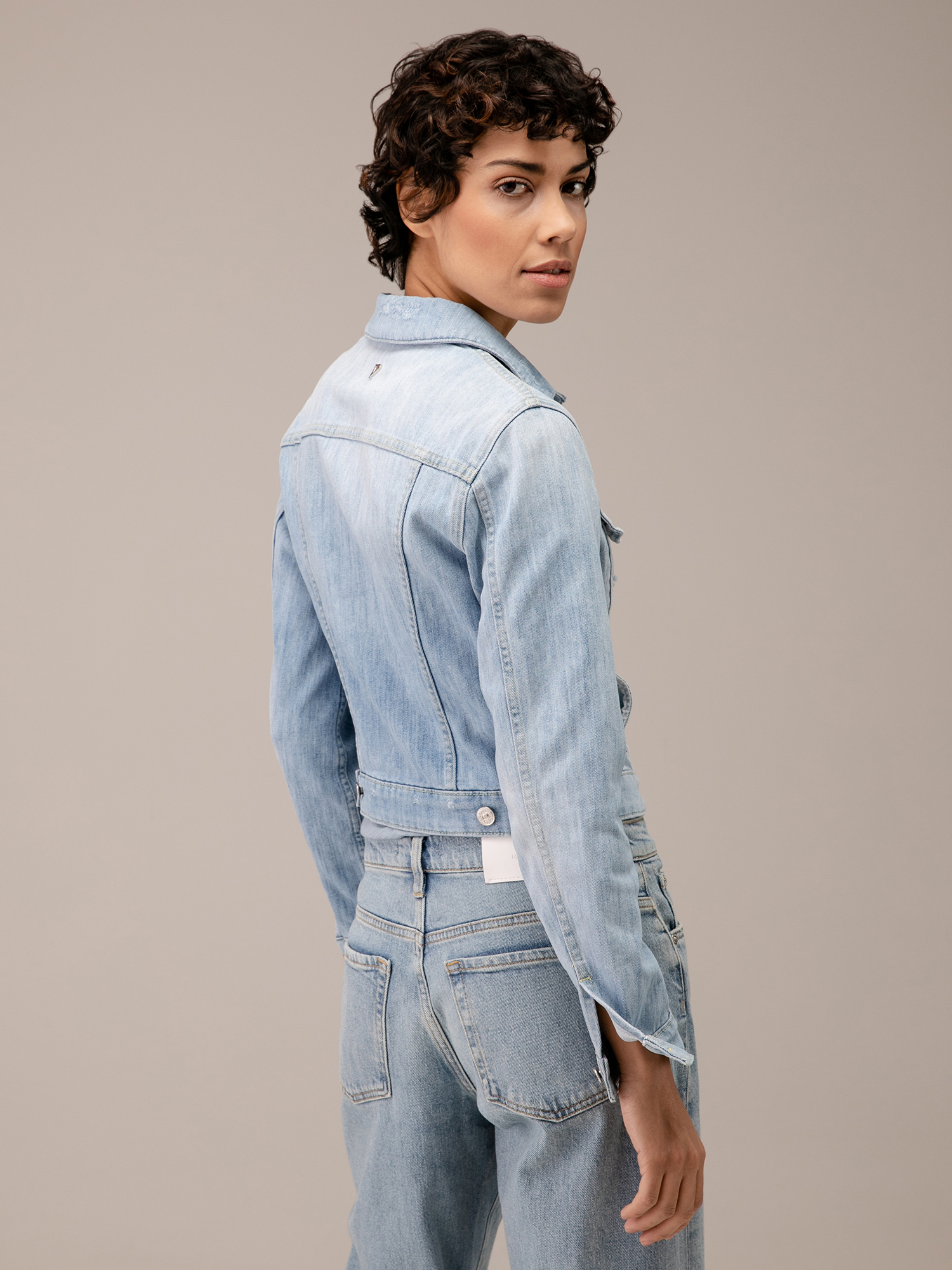 Detailansicht von Kurze Jeansjacke von DONDUP