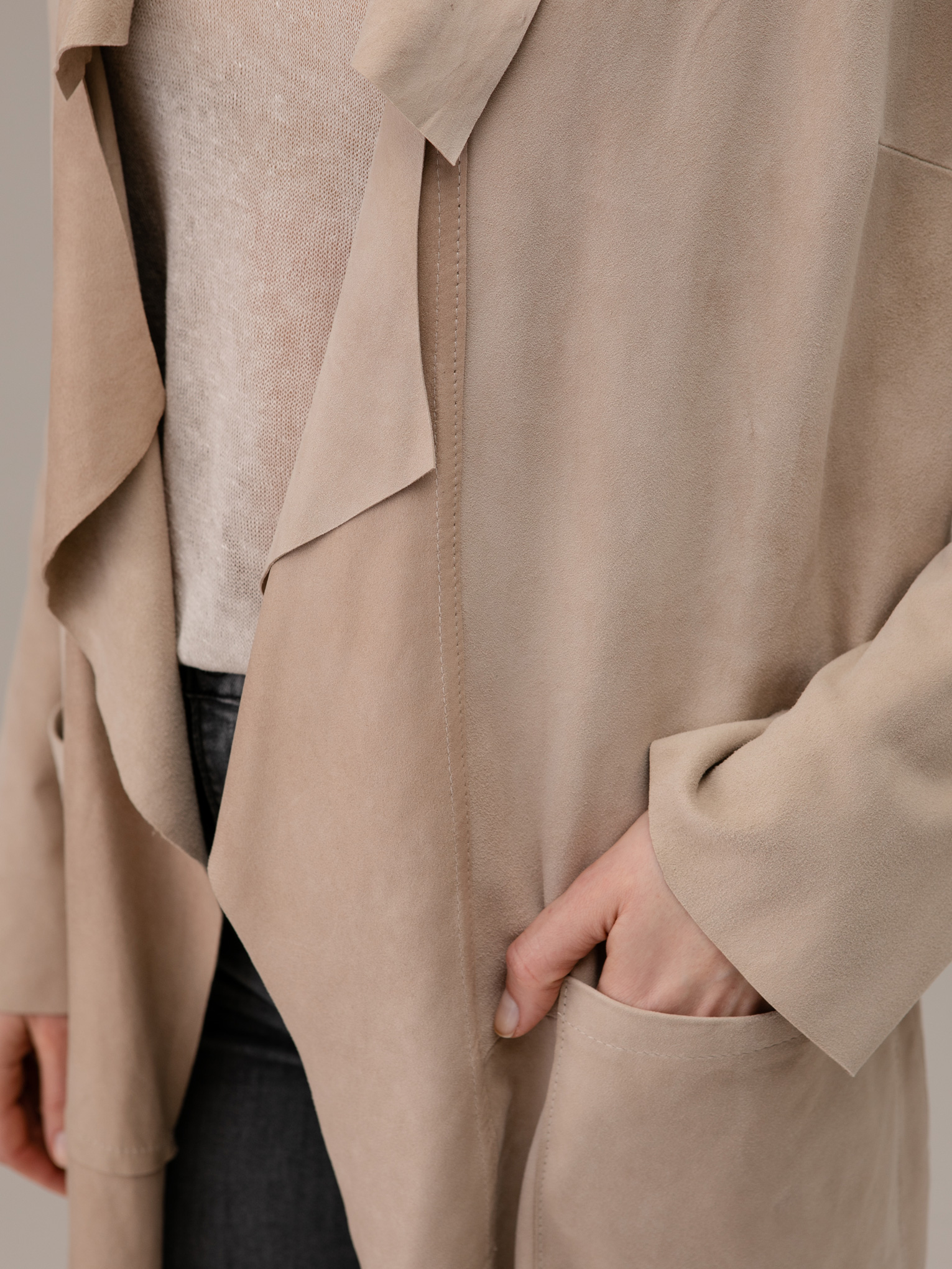 Detailansicht von Velour-Ledermantel von GIORGIO BRATO