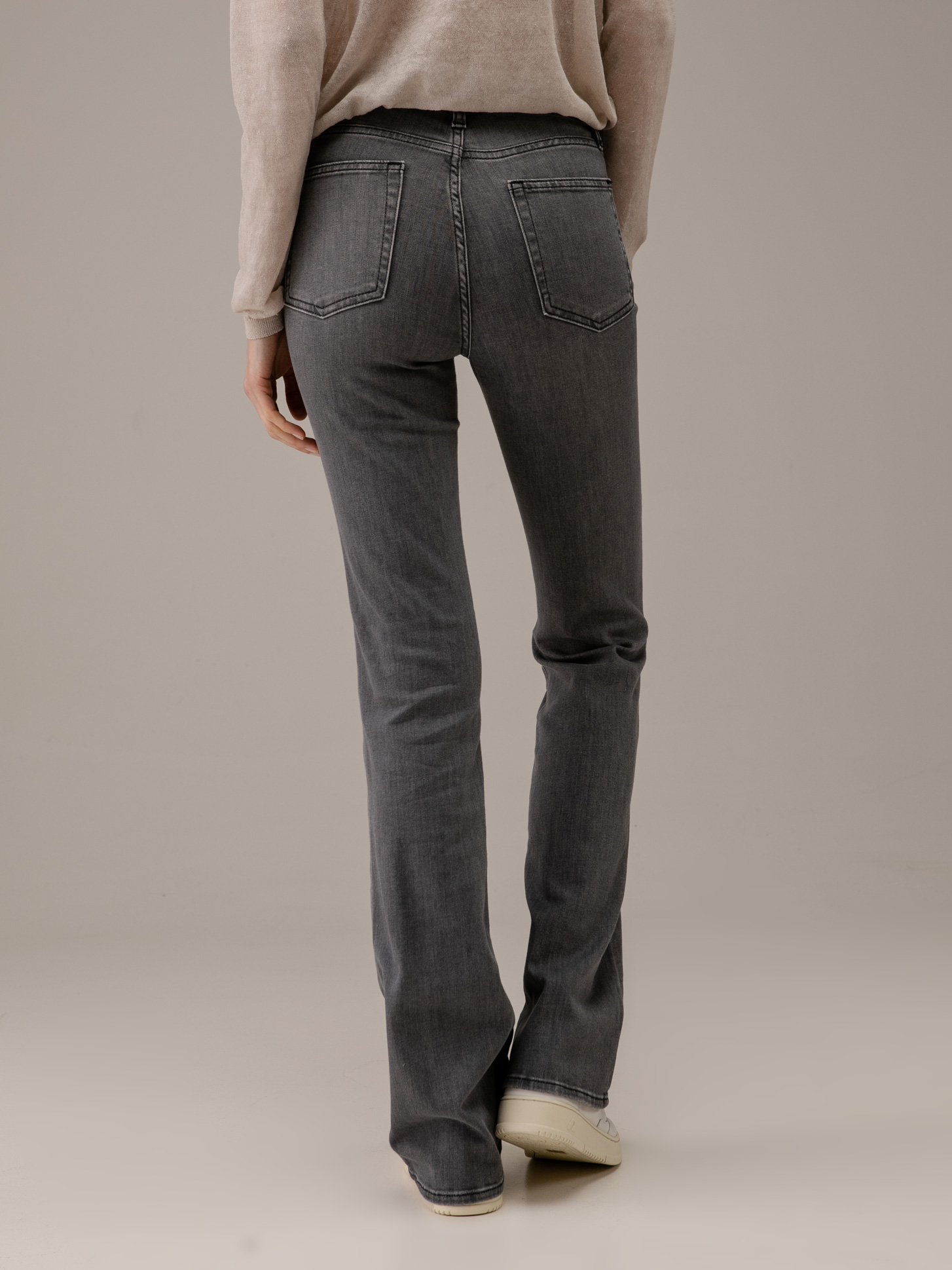 Detailansicht von Flared Jeans von ADRIANO GOLDSCHMIED