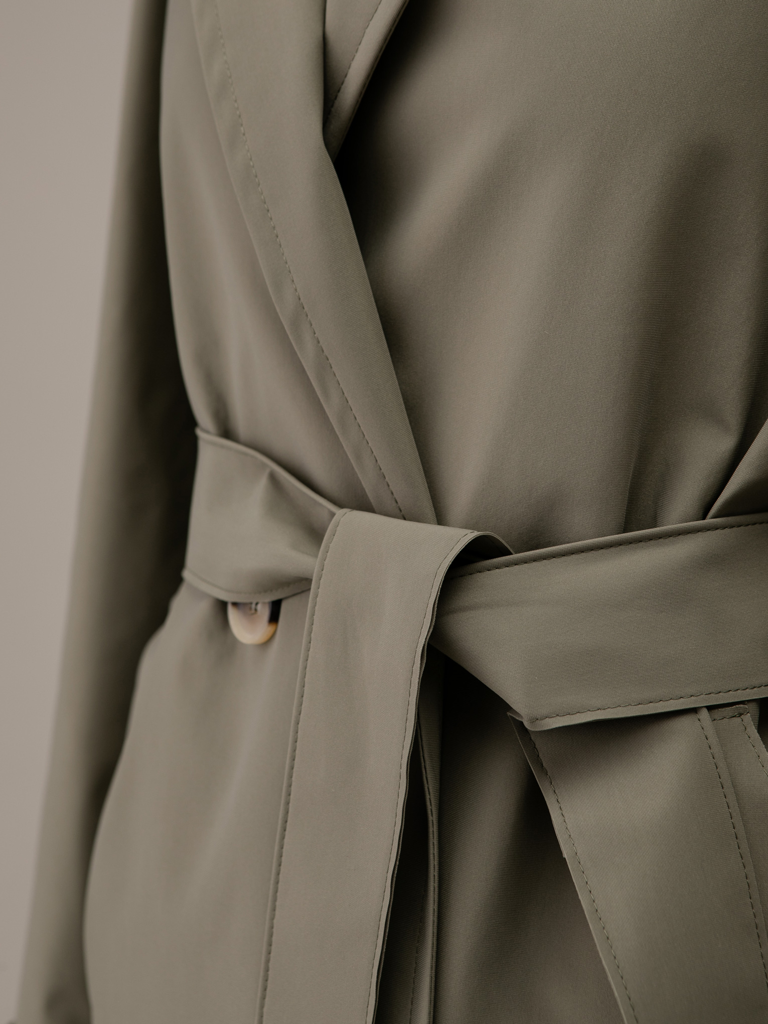 Detailansicht von Trenchcoat von HARRIS WHARF LONDON