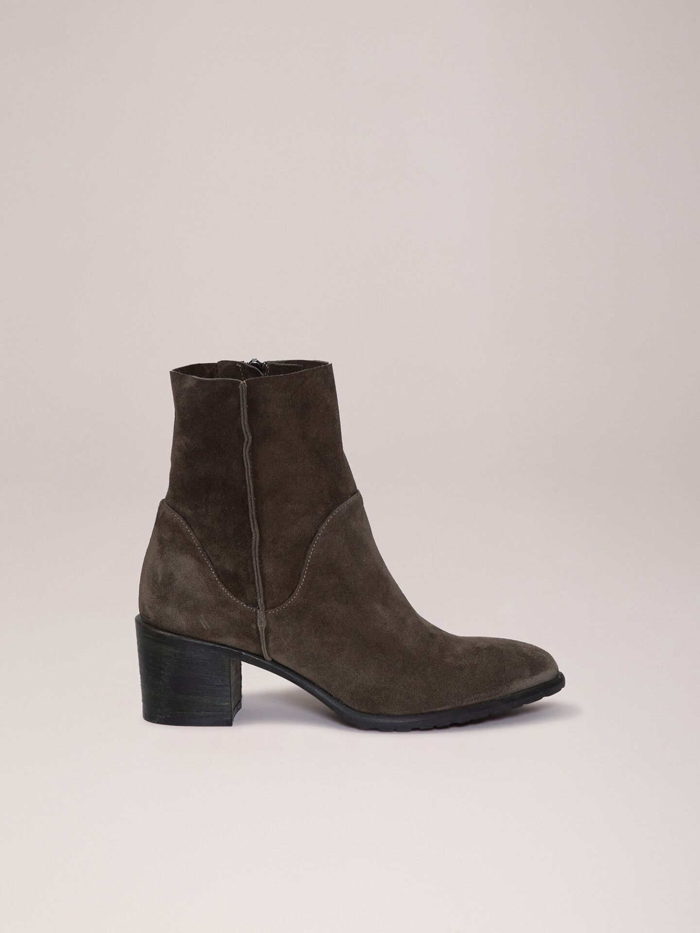 Detailansicht von Stiefelette aus Veloursleder von THEA MIKA