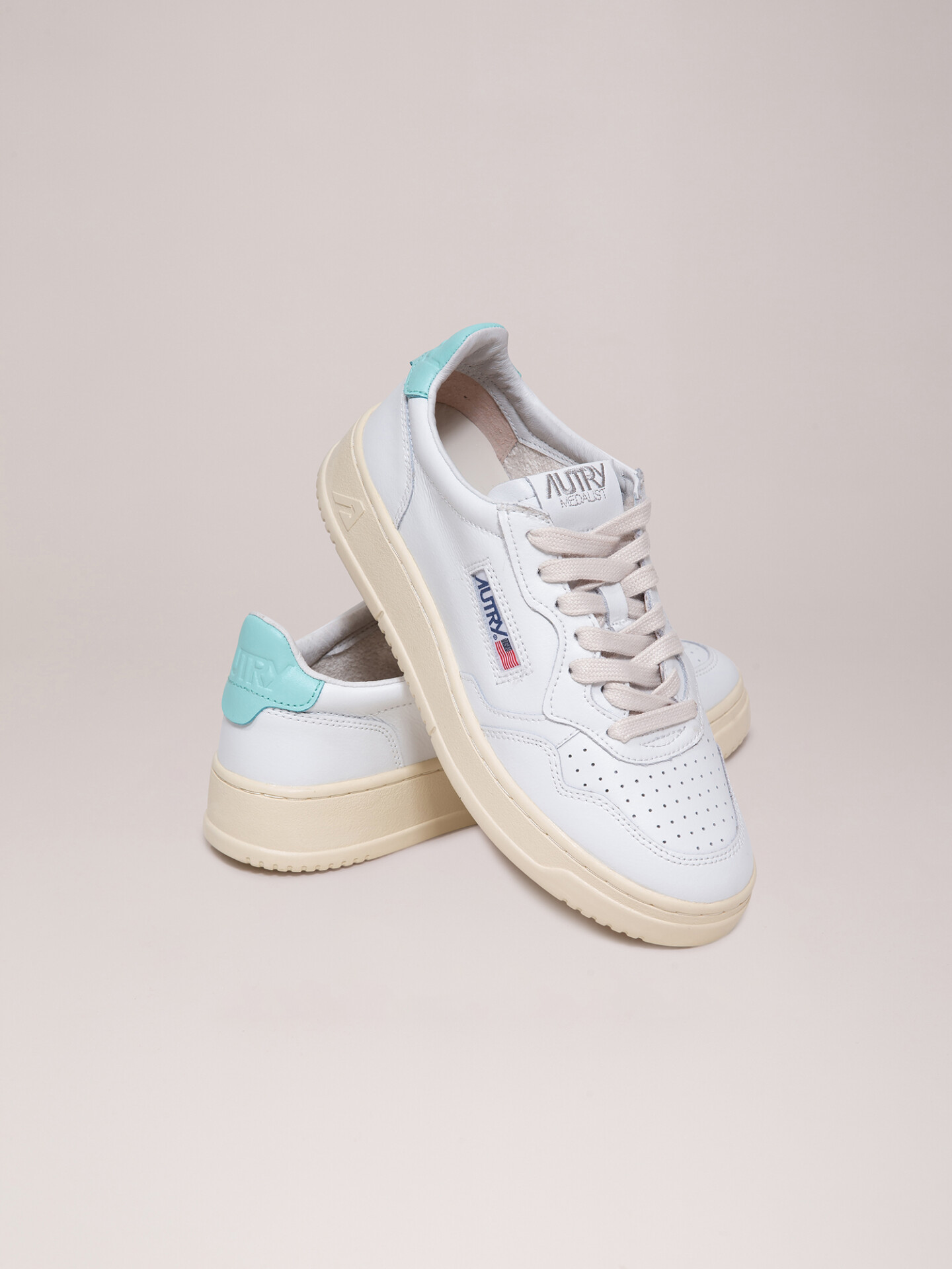 Detailansicht von Sneaker aus Leder von AUTRY