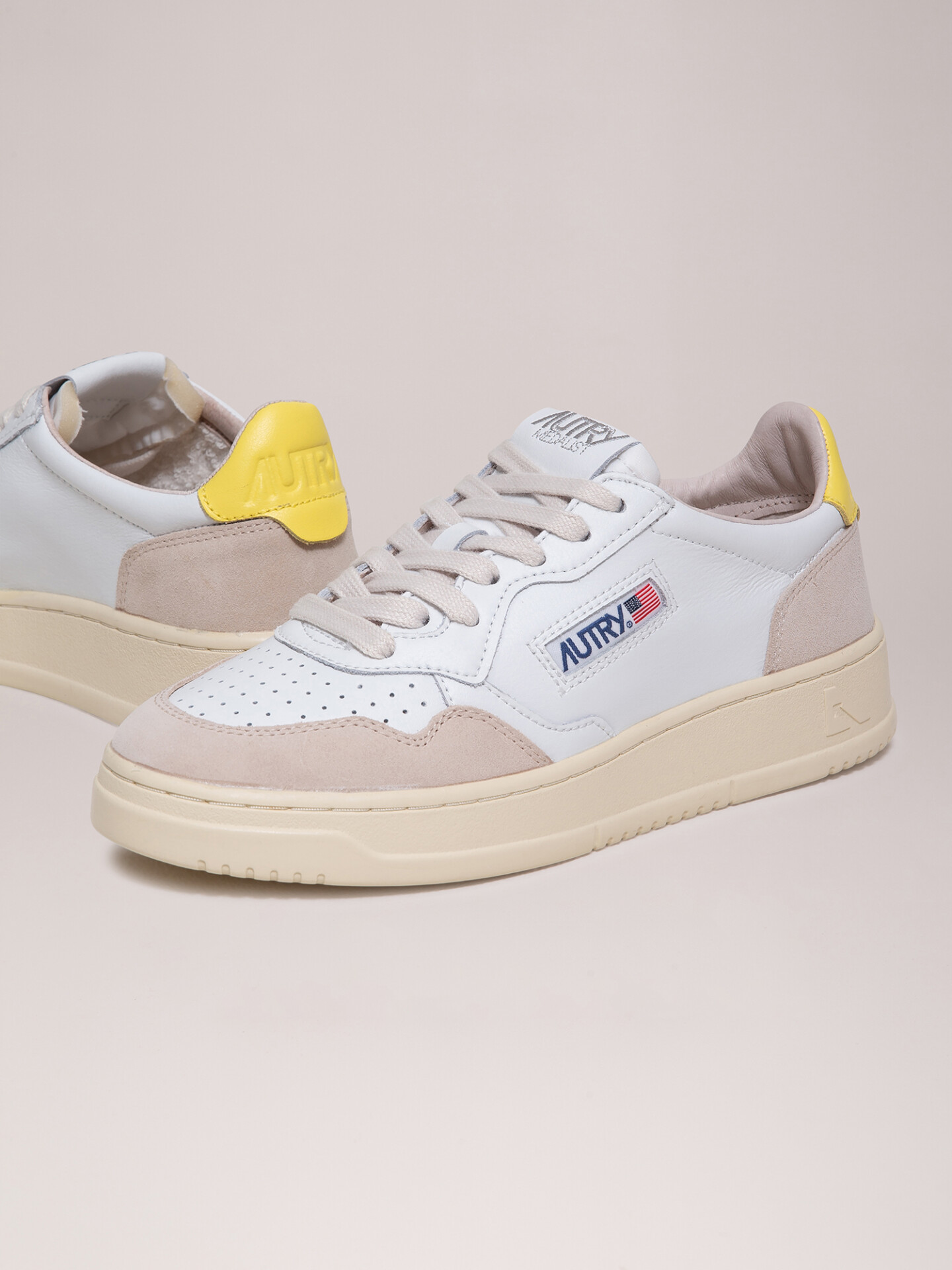 Detailansicht von Sneaker aus Leder von AUTRY