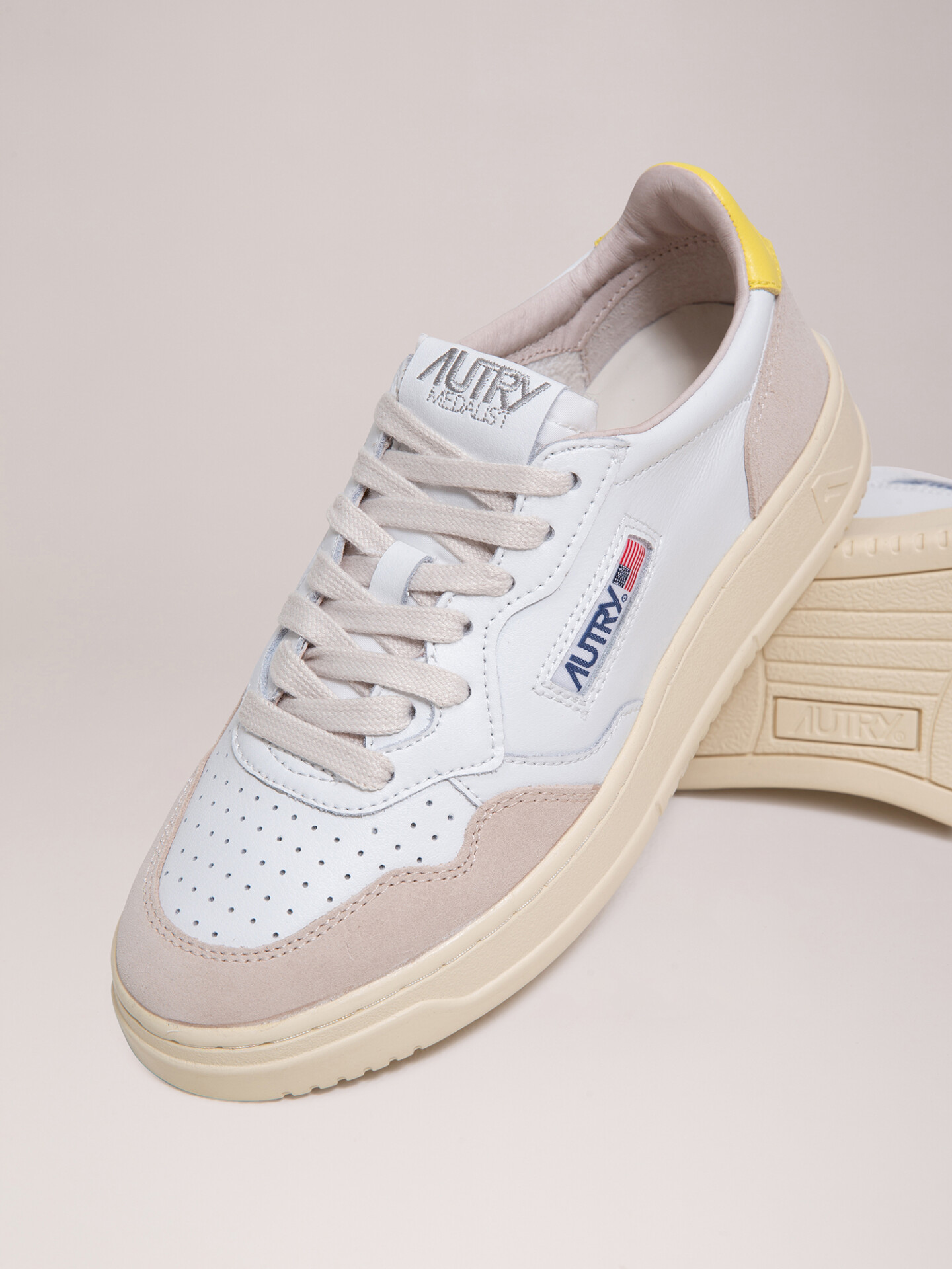 Detailansicht von Sneaker aus Leder von AUTRY