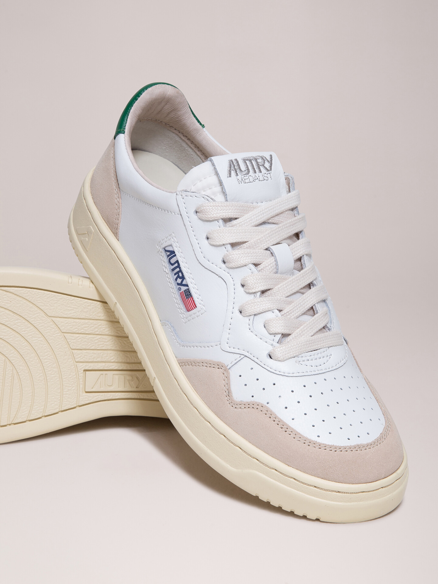 Detailansicht von Sneaker aus Leder von AUTRY