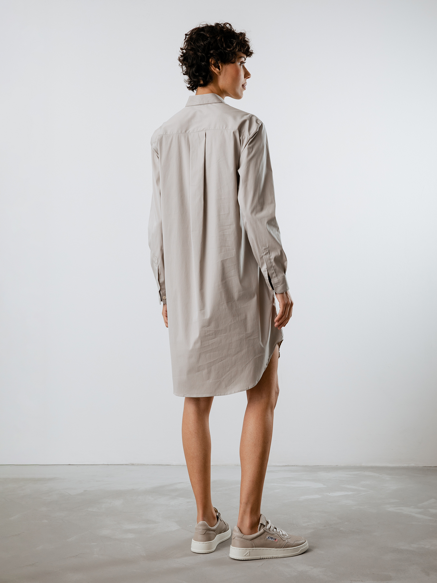 Detailansicht von Midi-Hemdblusenkleid von AGLINI