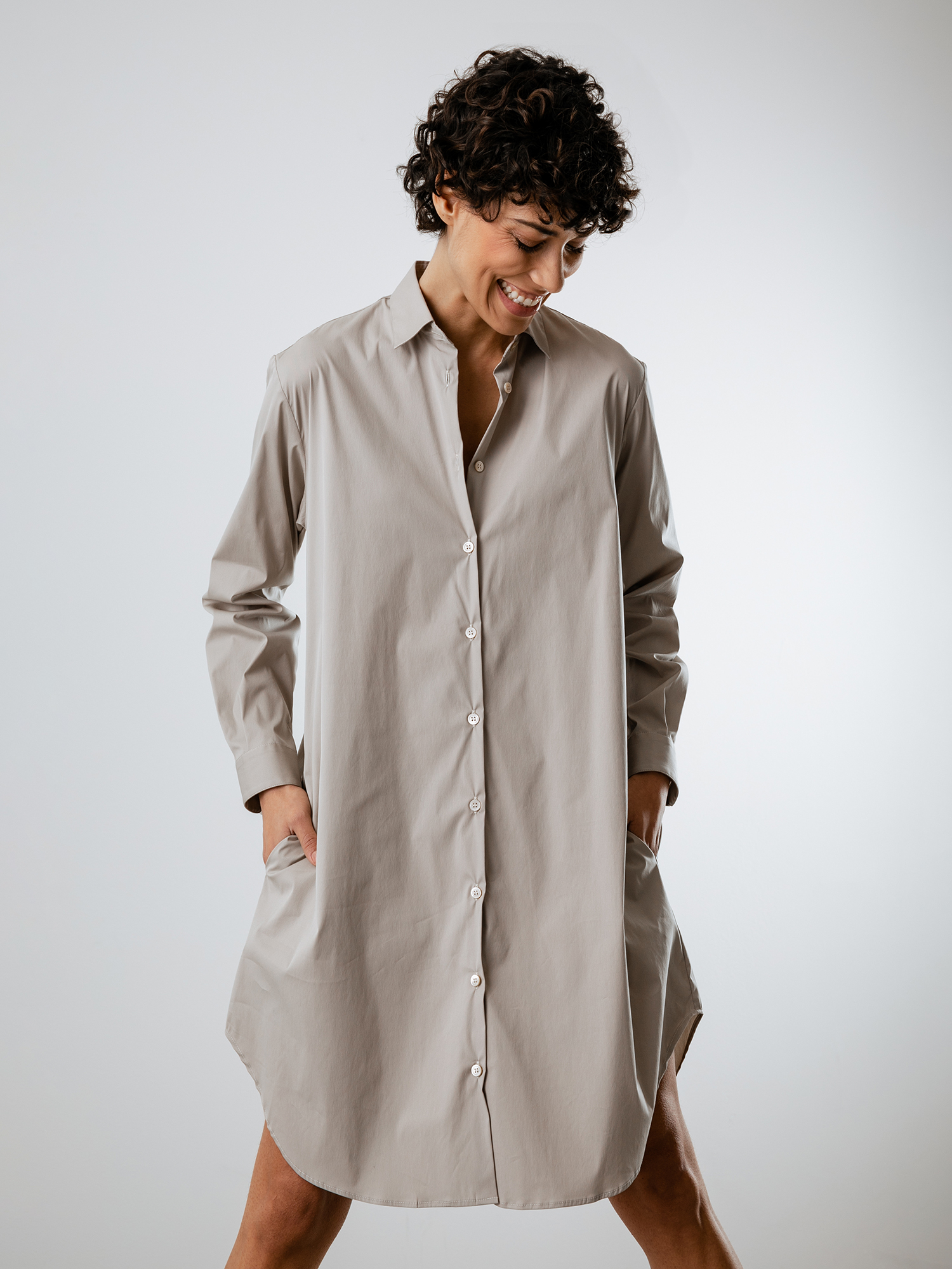 Detailansicht von Midi-Hemdblusenkleid von AGLINI