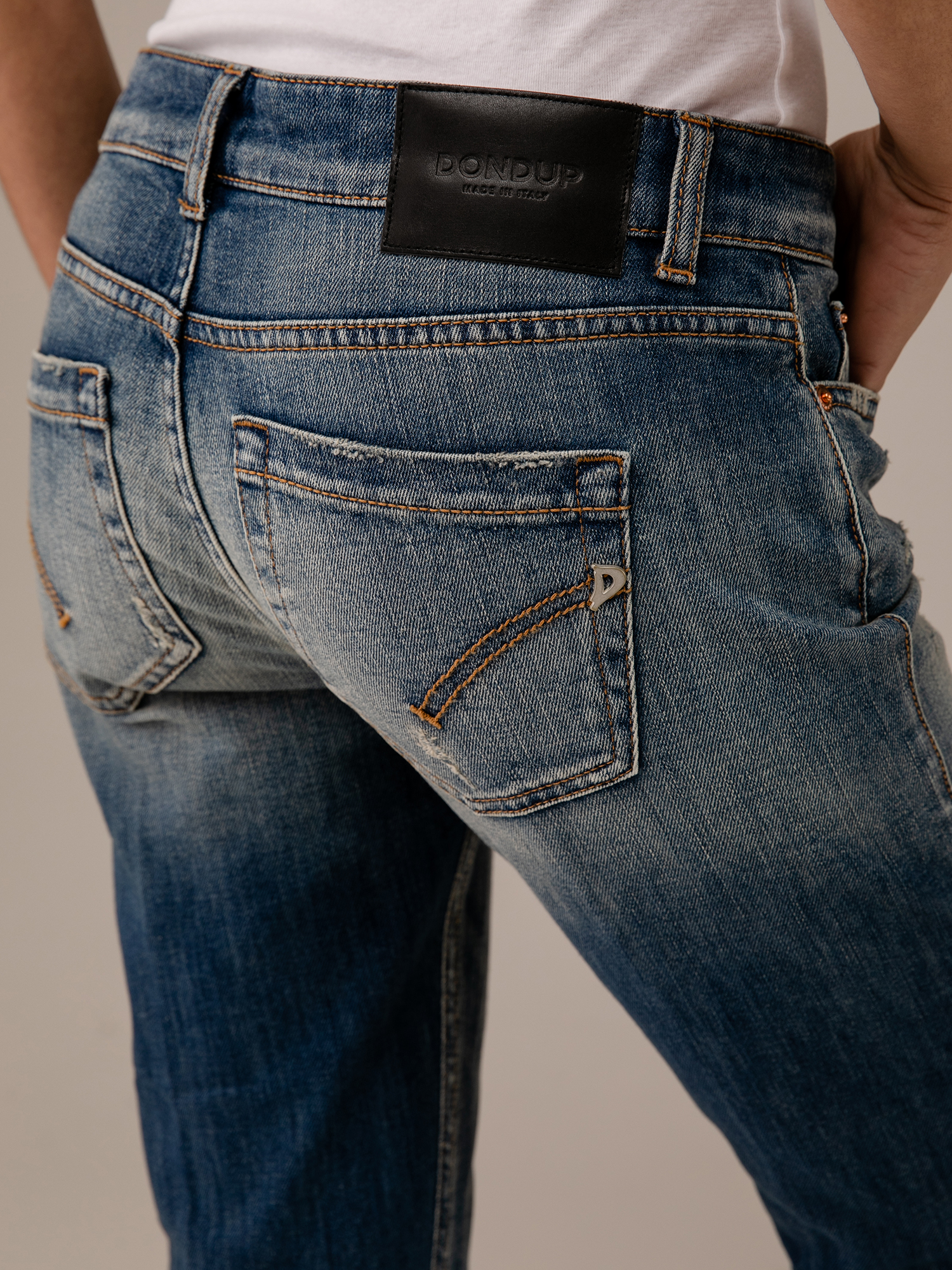 Detailansicht von Destroyed Slim Fit Jeans von DONDUP