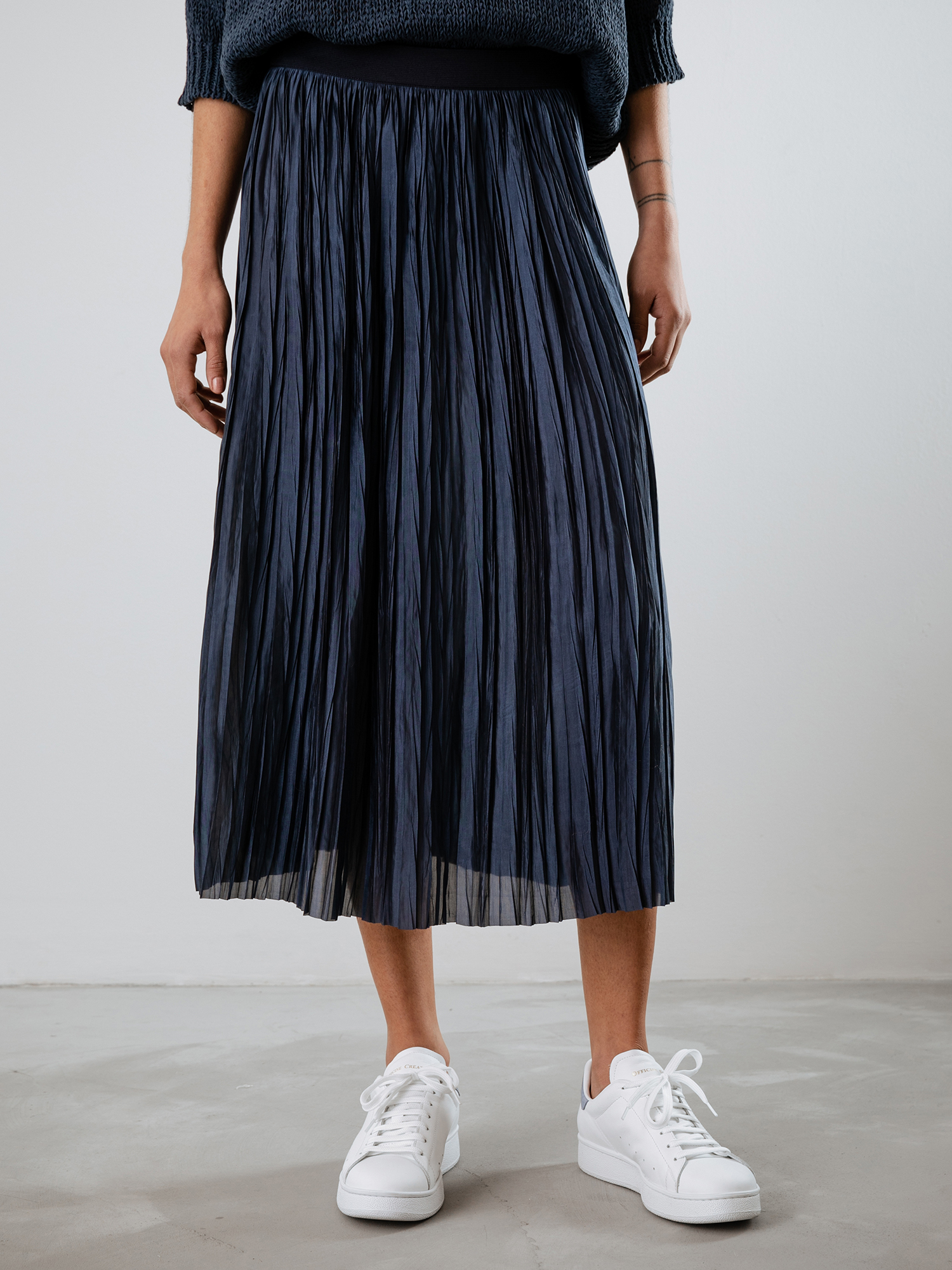 Detailansicht von Midi-Plisseerock von ROBERTO COLLINA