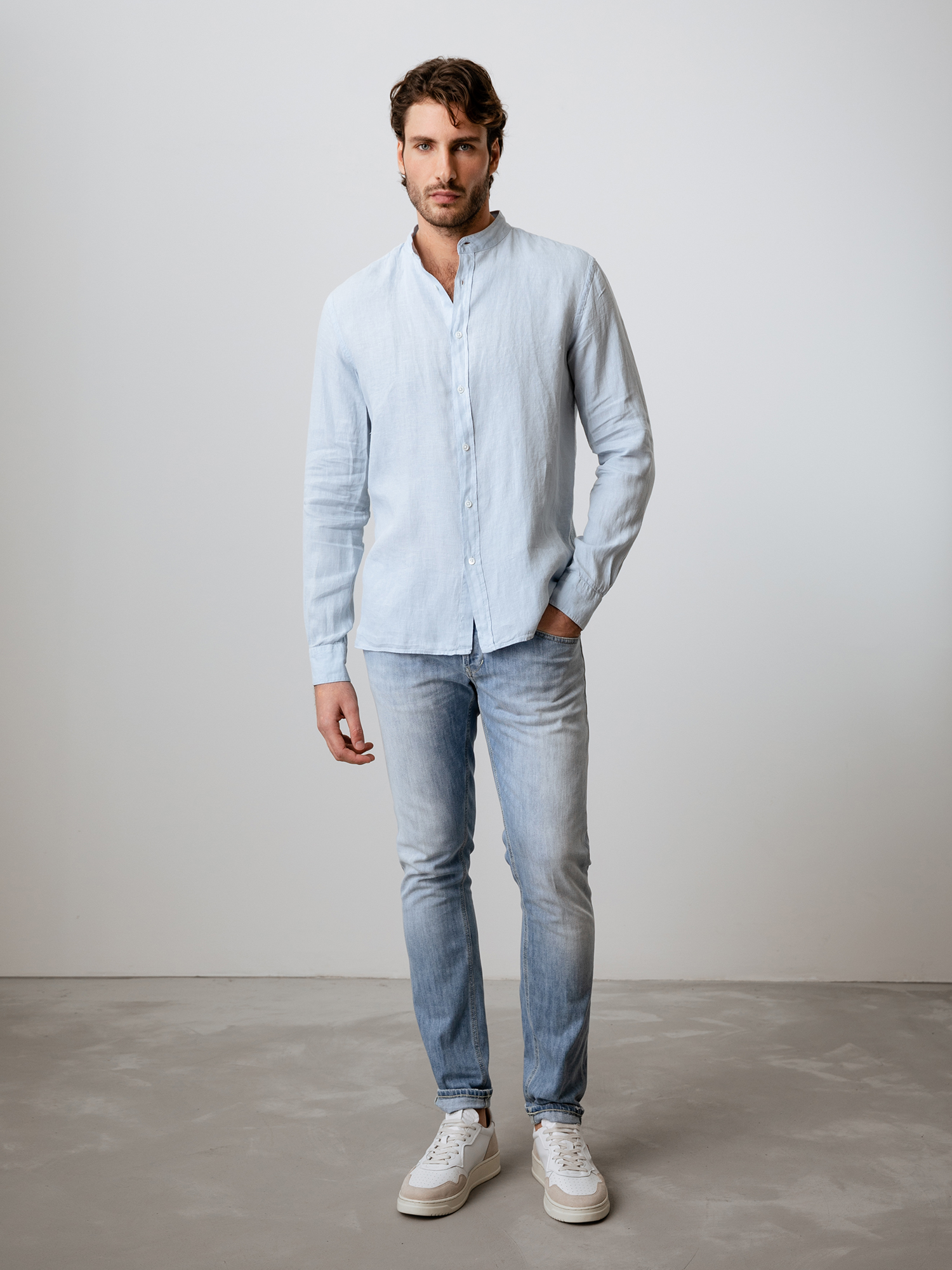 Detailansicht von Leinenhemd mit Stehkragen von 04651