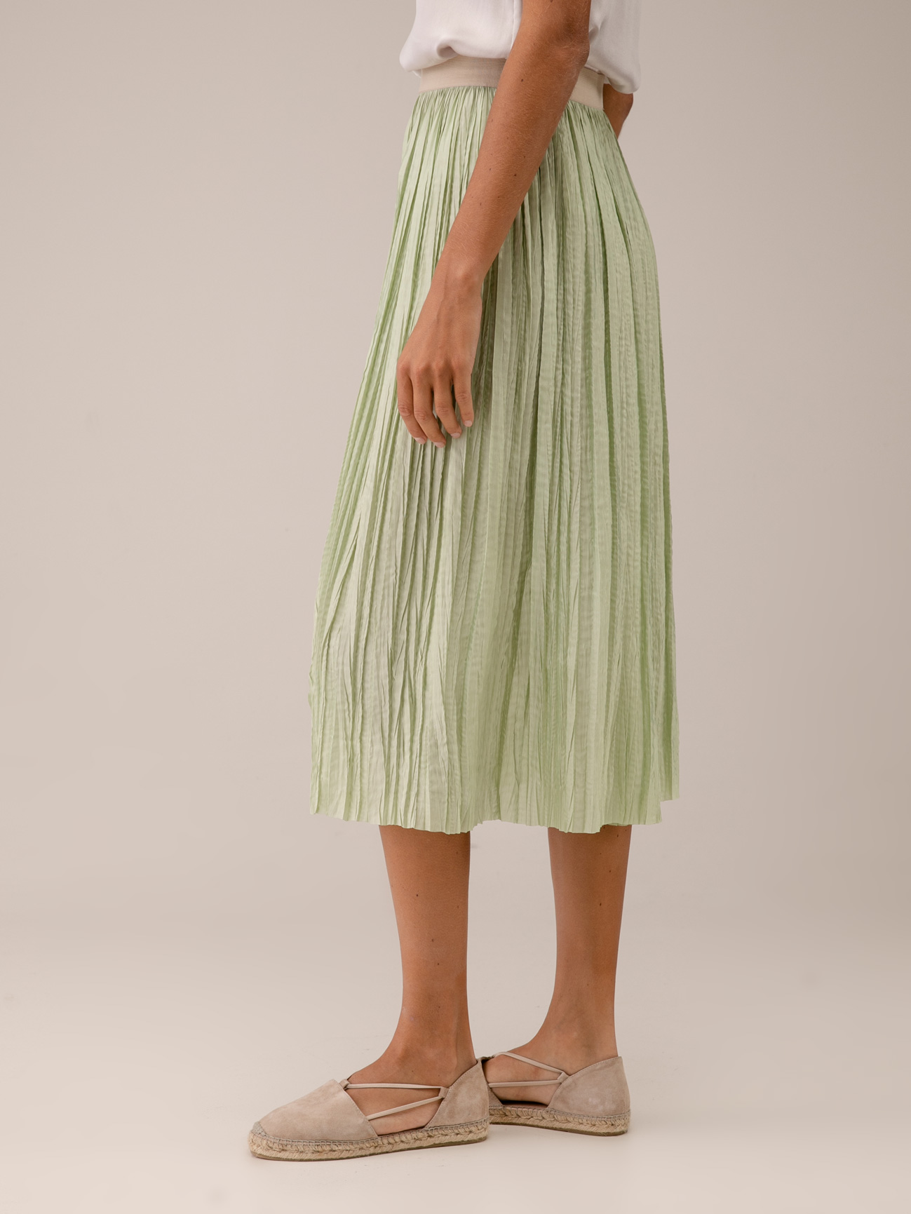 Detailansicht von Midi-Plisseerock von ROBERTO COLLINA